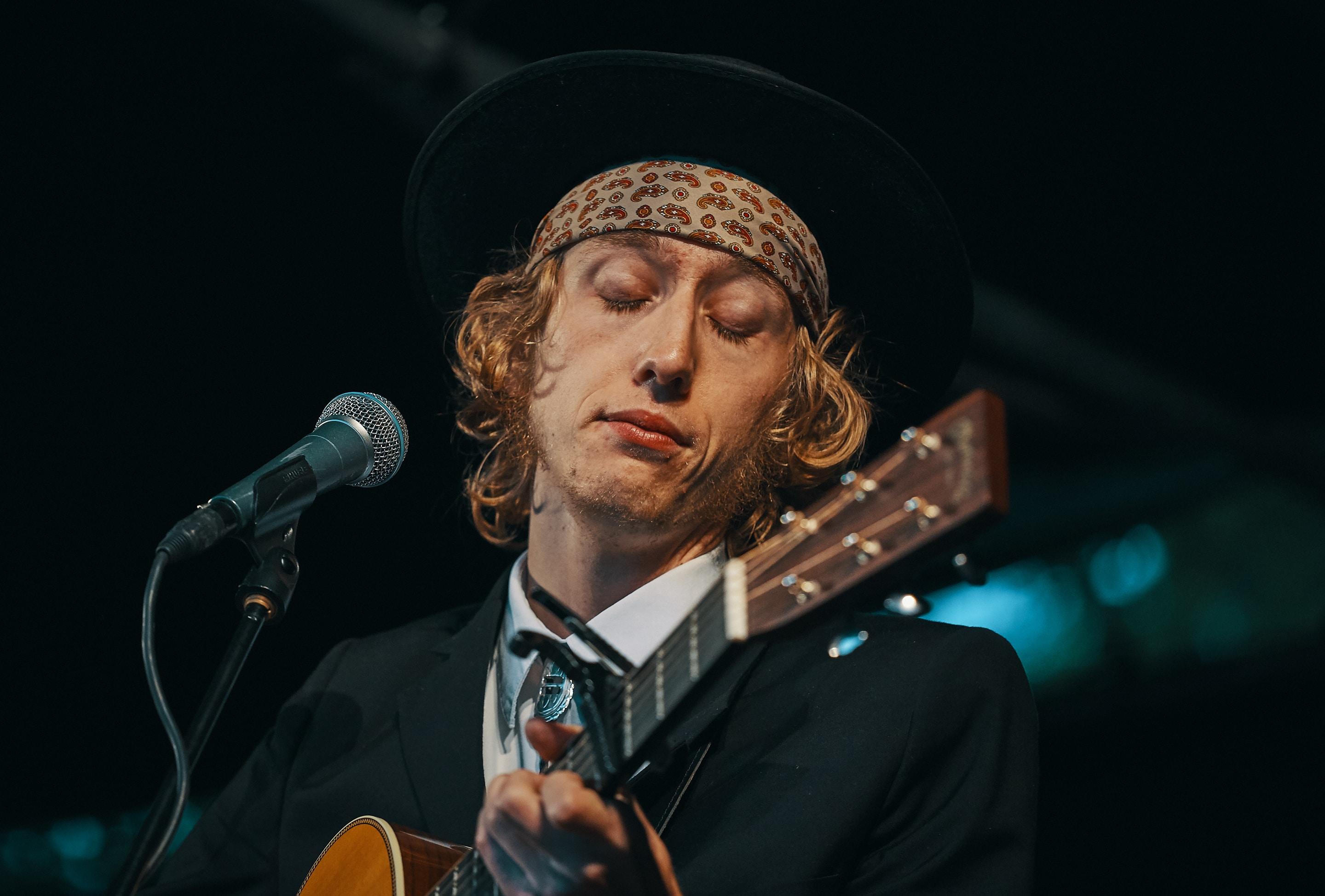 Homem a tocar guitarra apaixonadamente