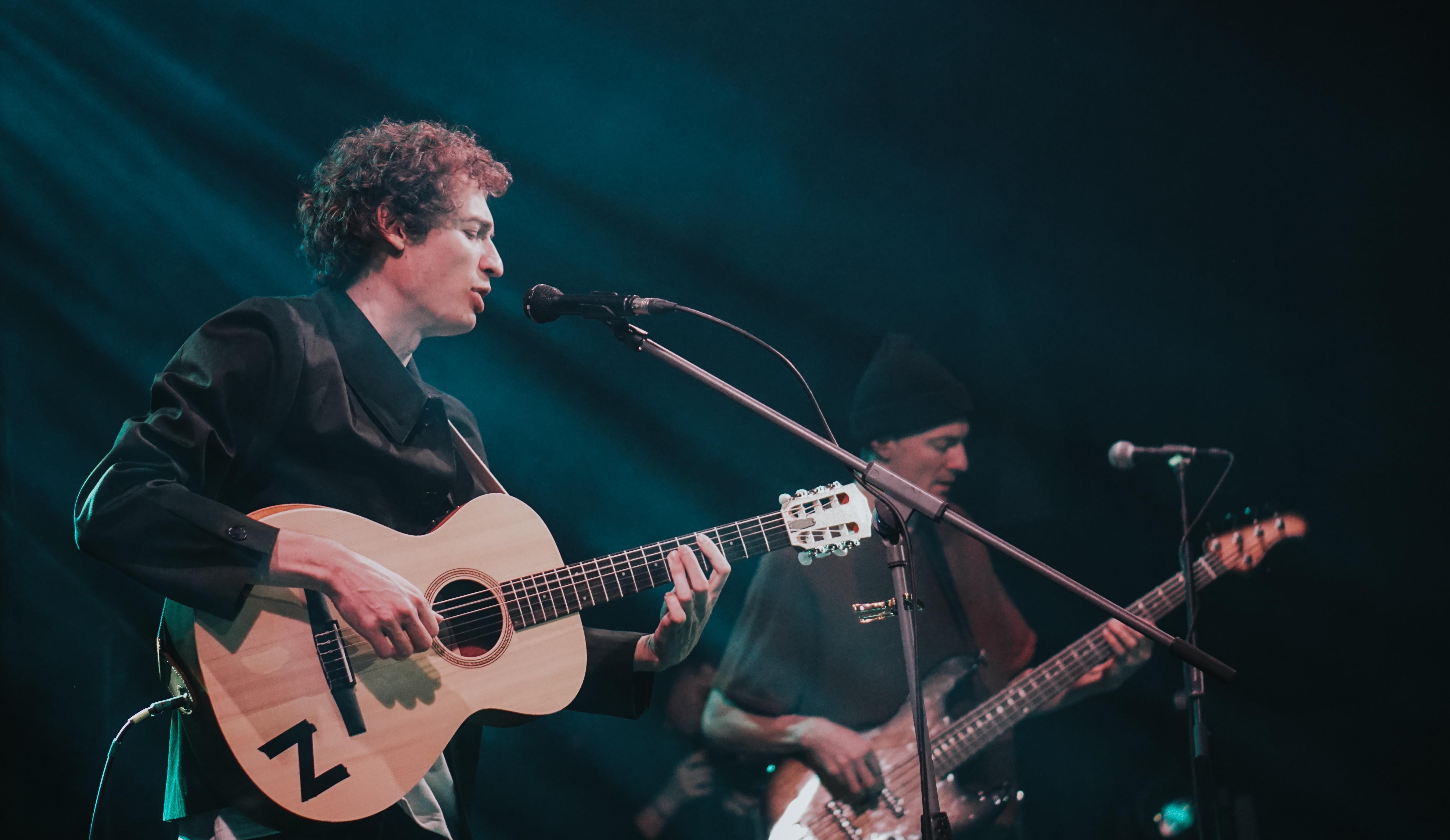 Dois guitarristas num palco