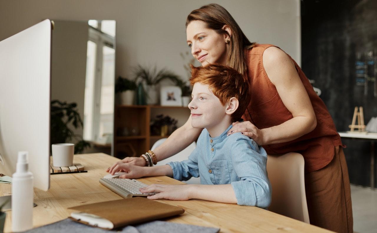 mae e filho no computador