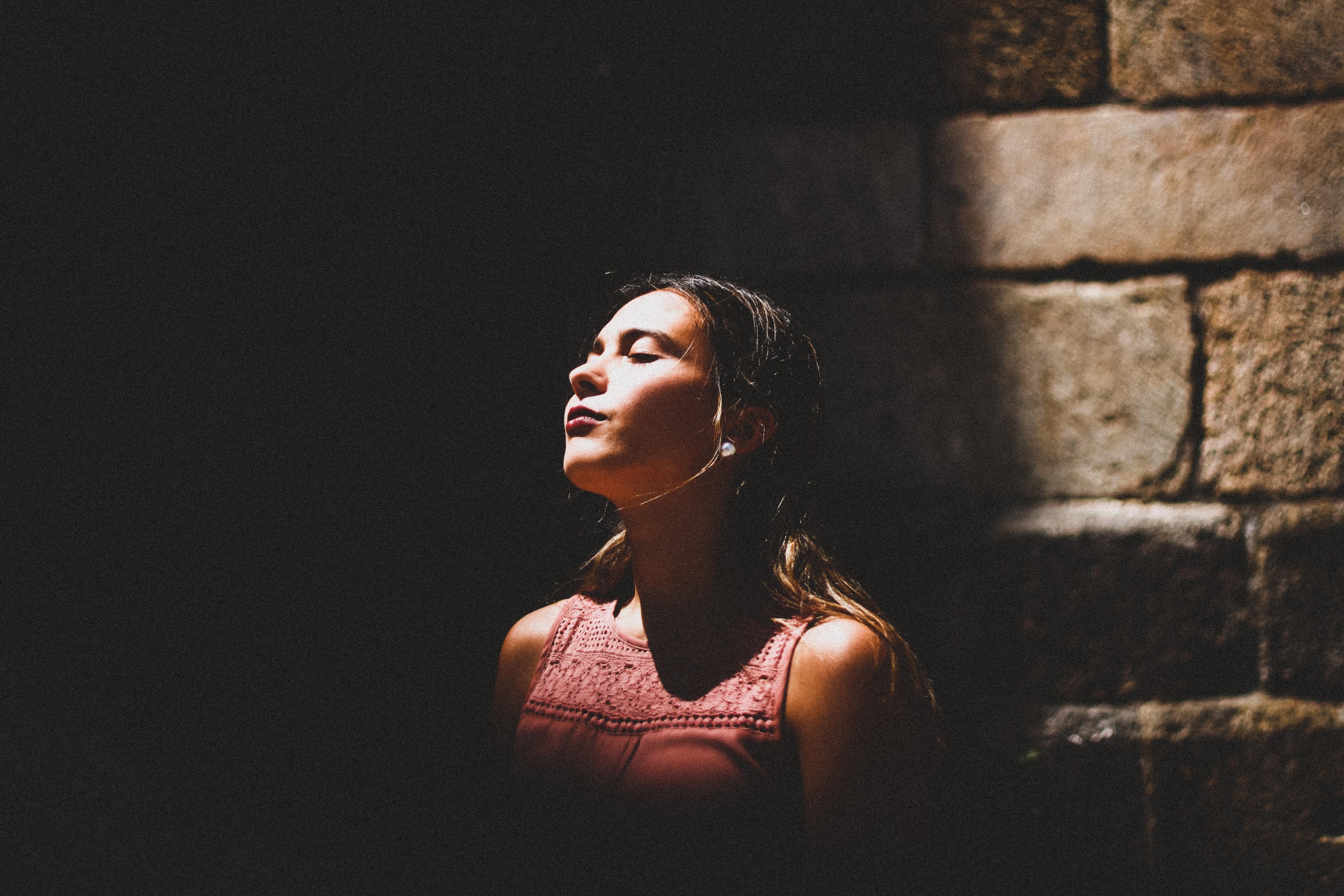 Uma menina, preparando-se para cantar na Sé Catedral de Viseu.