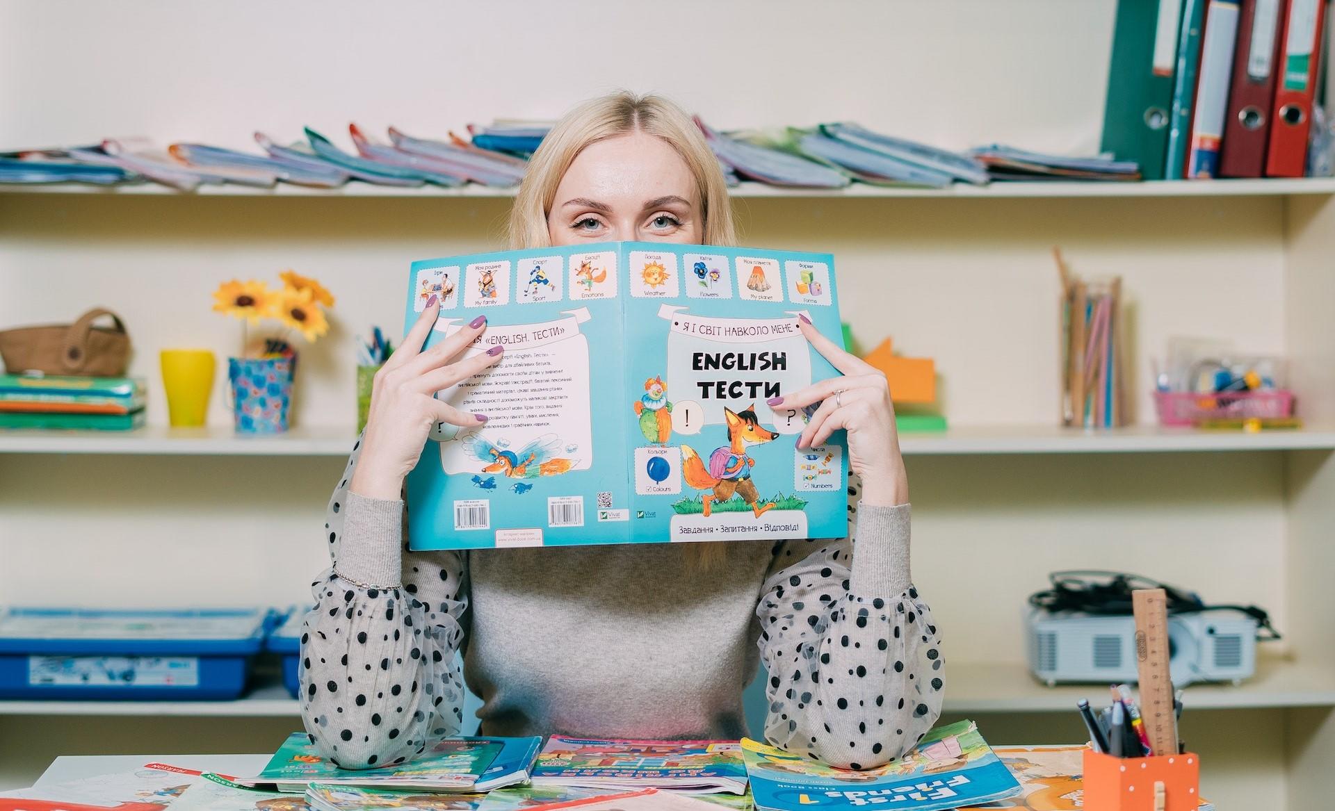 professora com livro de ingles