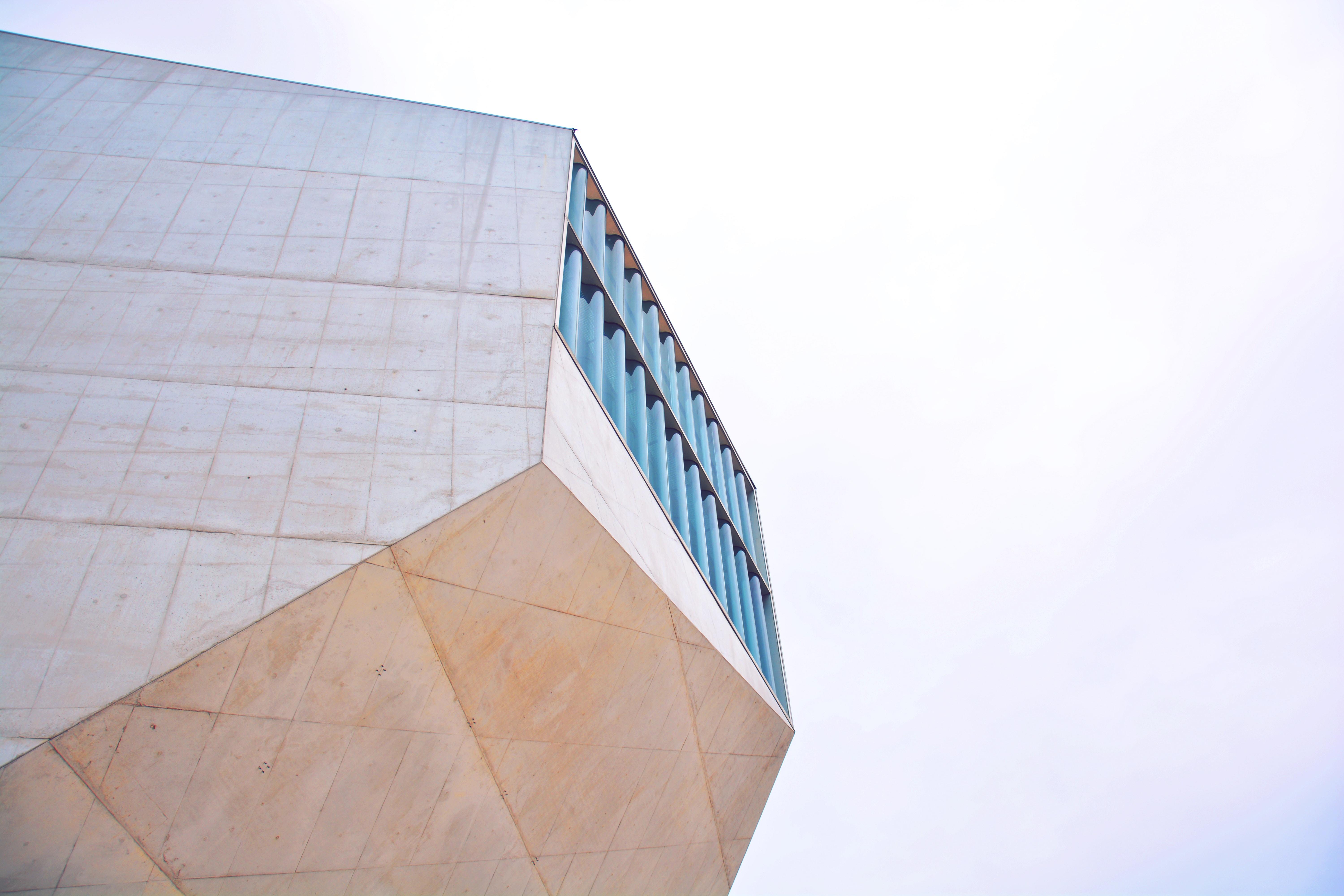 Uma fotografia da faixada da Casa da Música, no Porto.