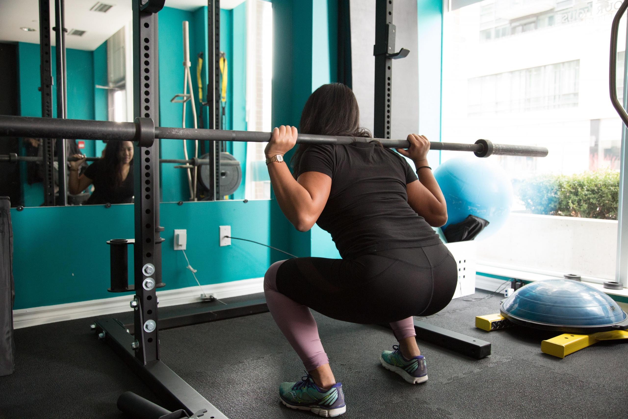 O agachamento com barra fortalece várias zonas musculares