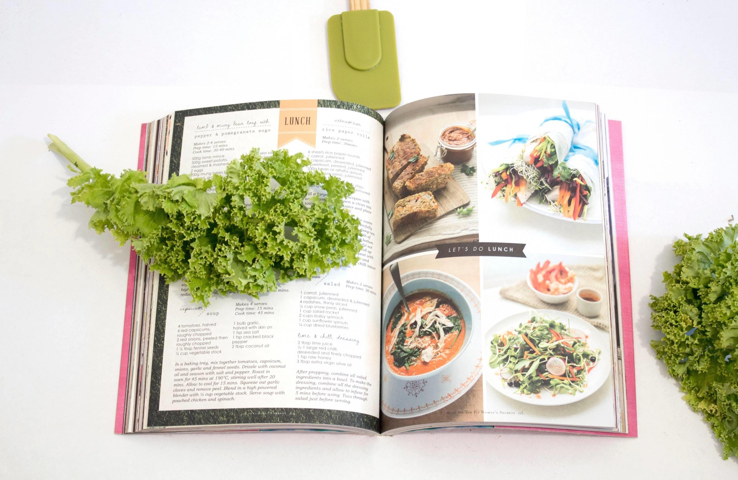 Um livro de receitas saudáveis sobre uma mesa.