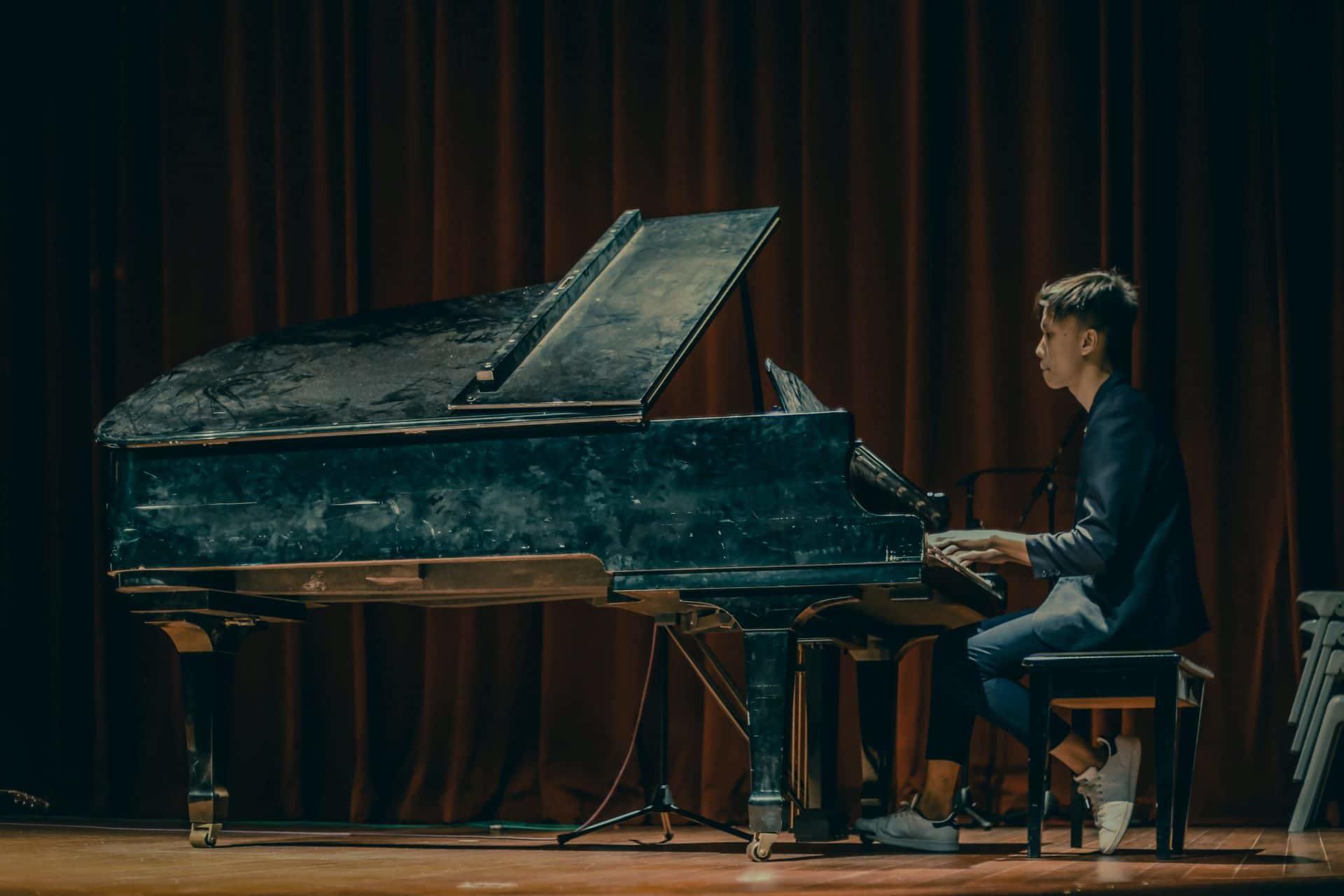 Aluno de piano a praticar