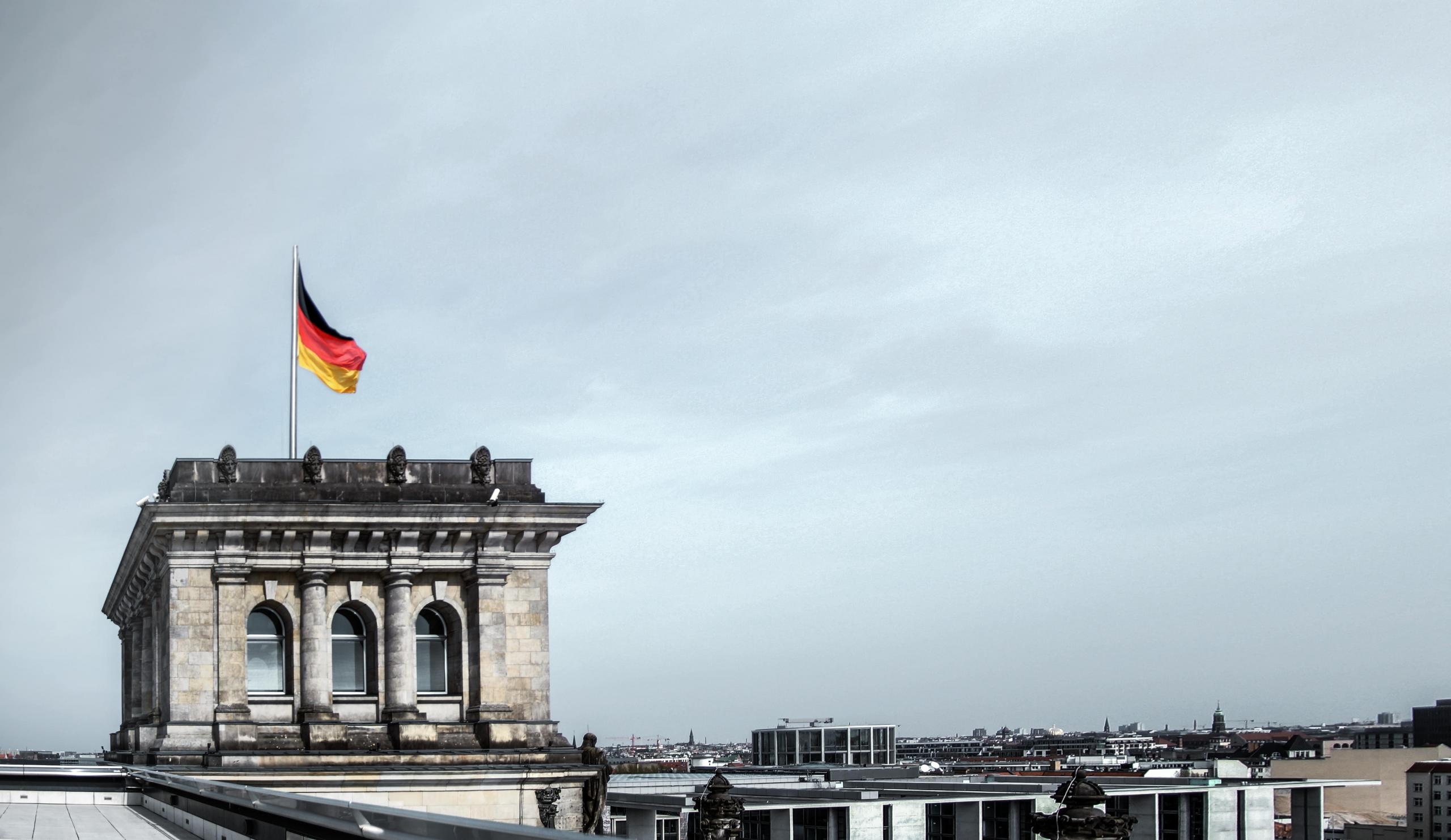 bandeira alema em edificio