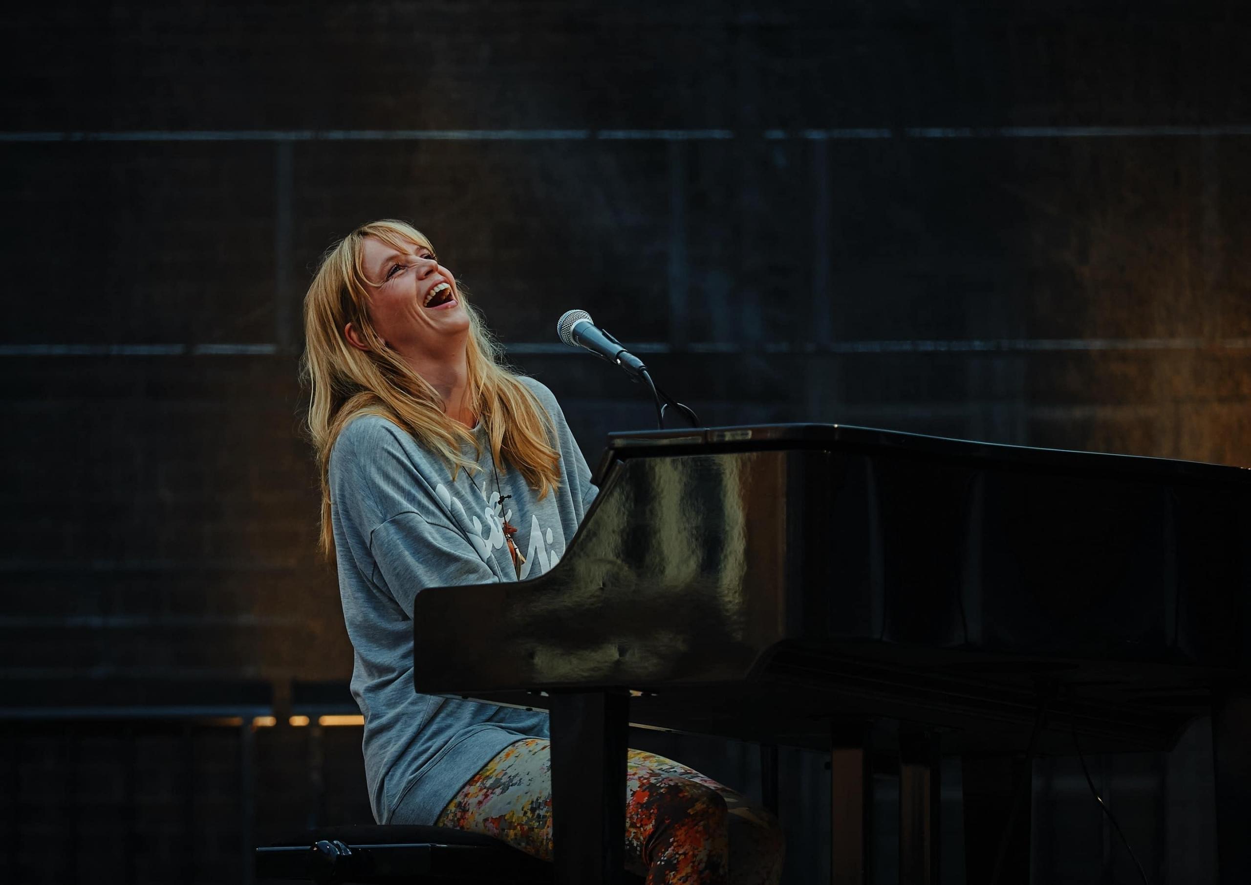 Pianista feliz a tocar
