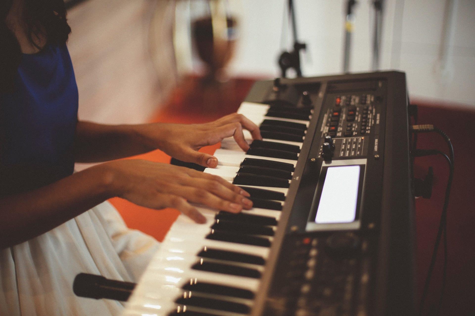 A arte de tocar piano envolve muita prática
