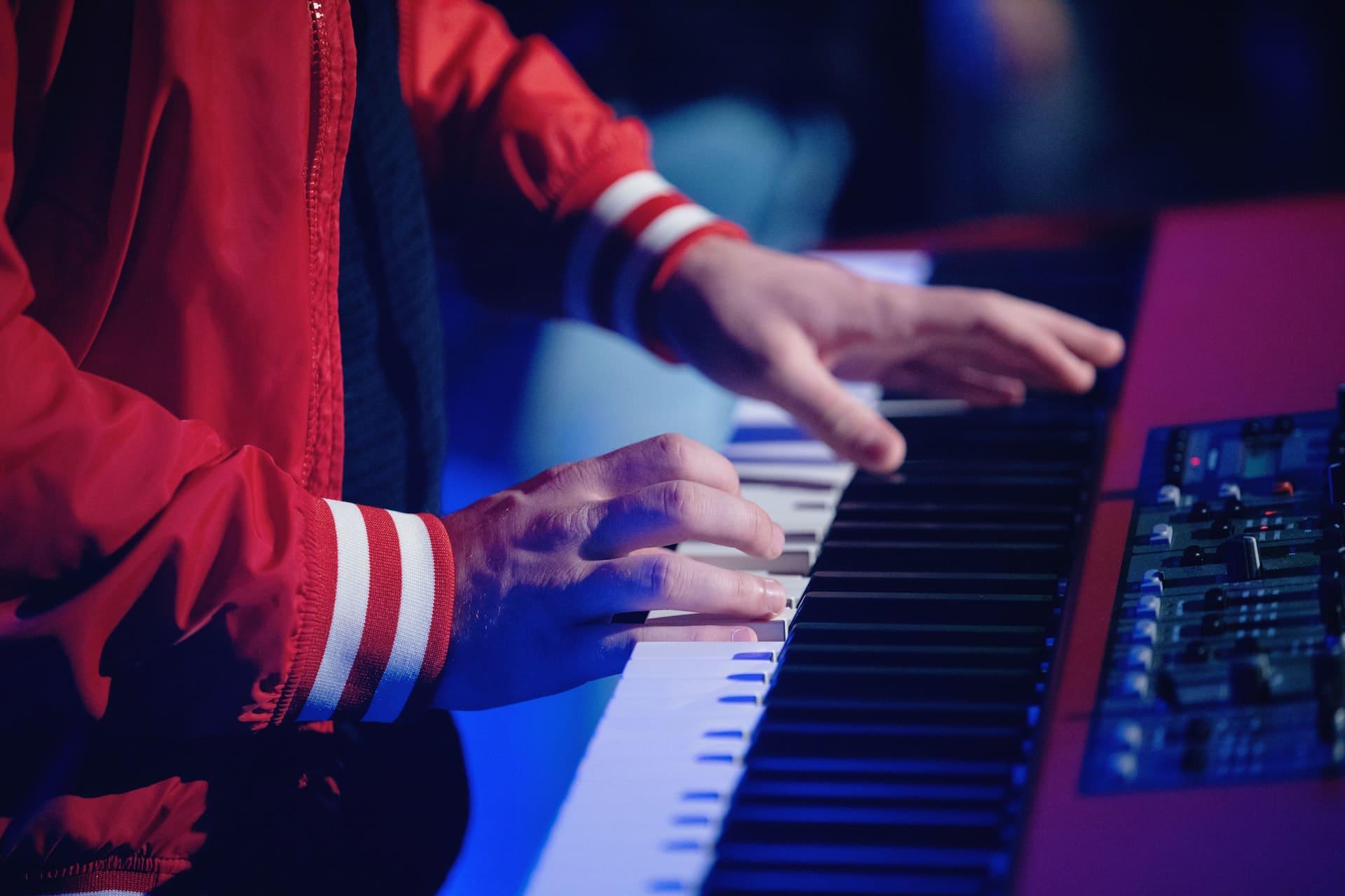 jovem ao teclado de um orgão