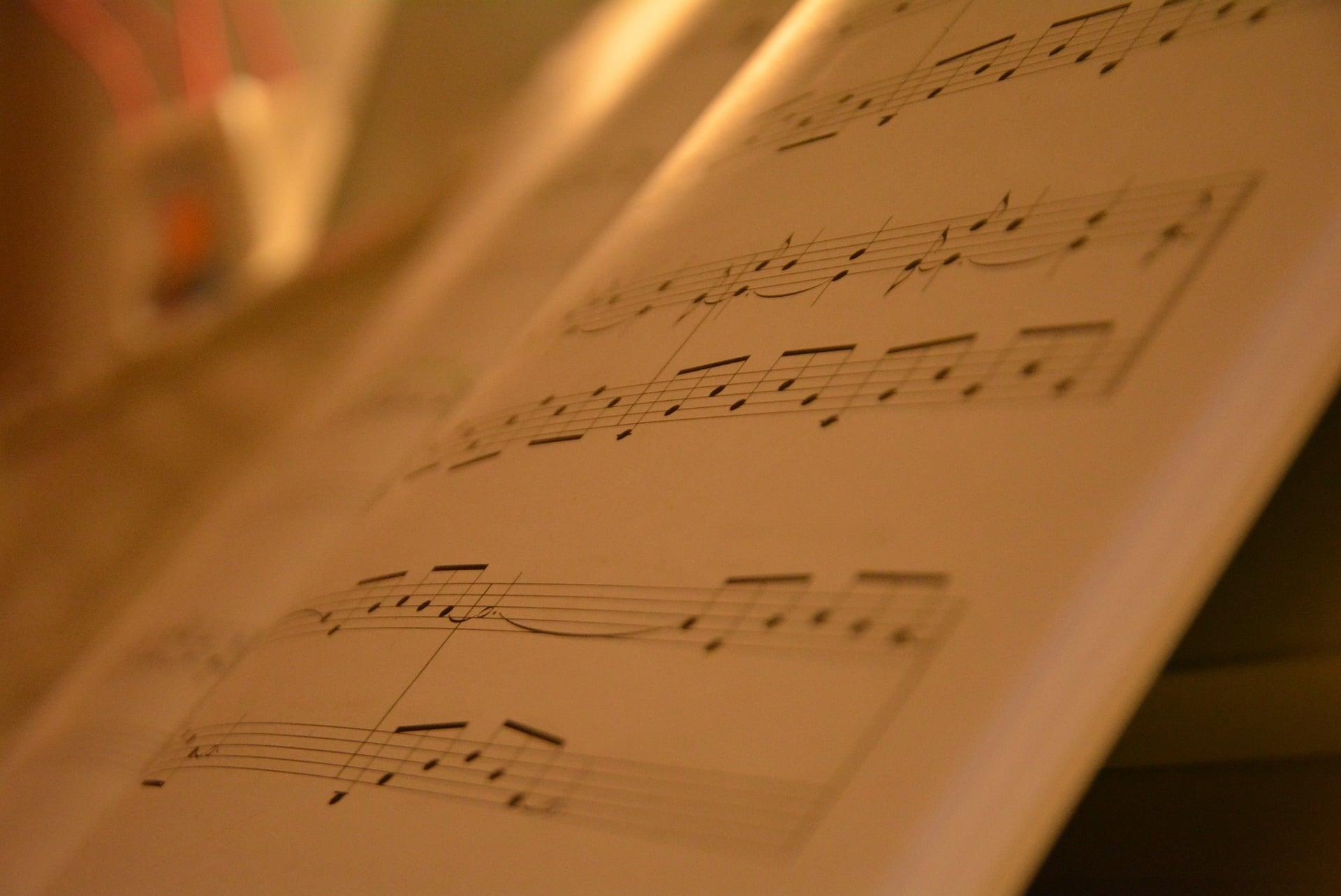 Partitura com música para piano