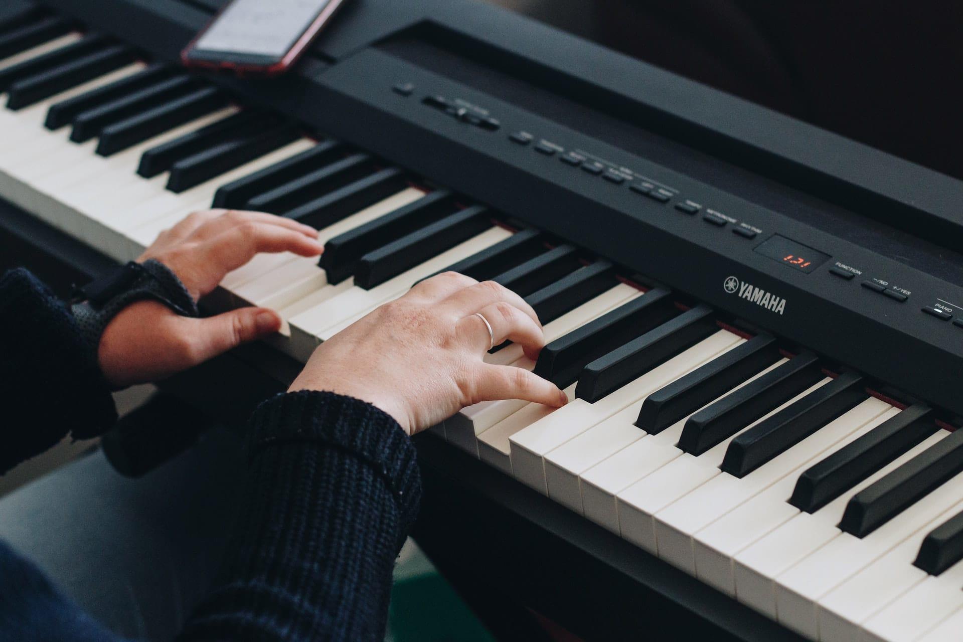 Pianista toca uma canção