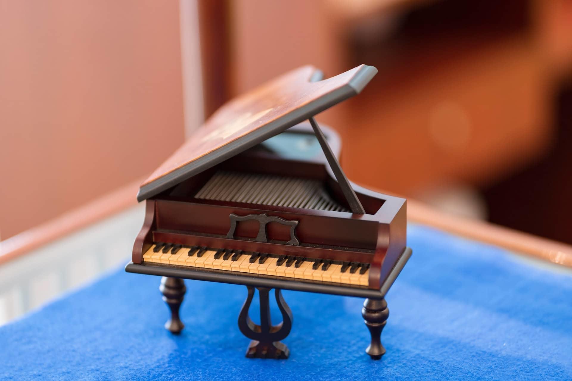 Piano de cauda em miniatura