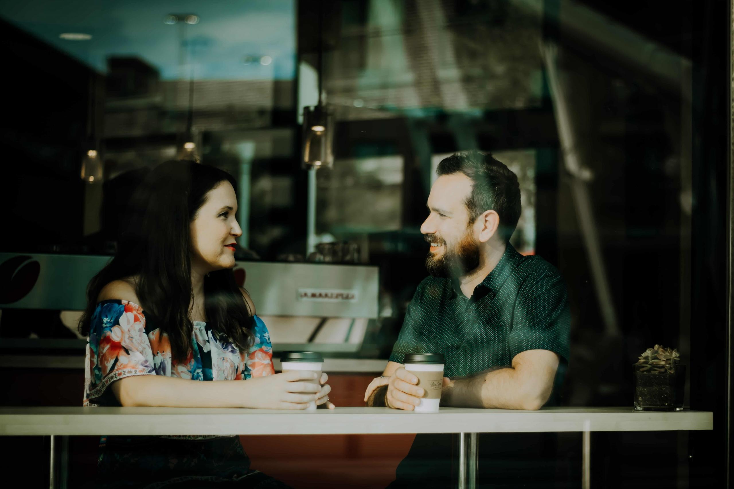 Duas pessoas a conversar num café.