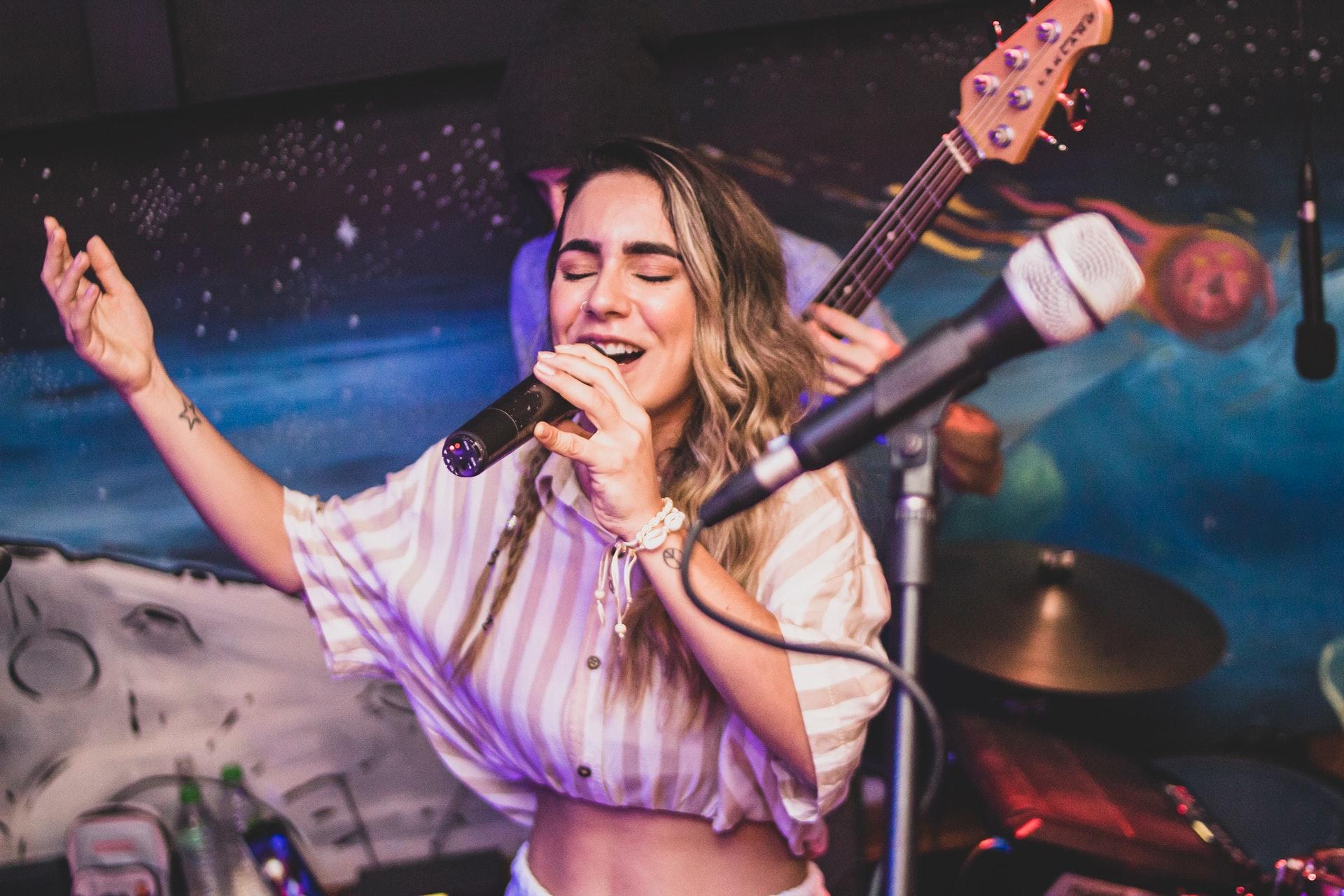 mulher a dar concerto