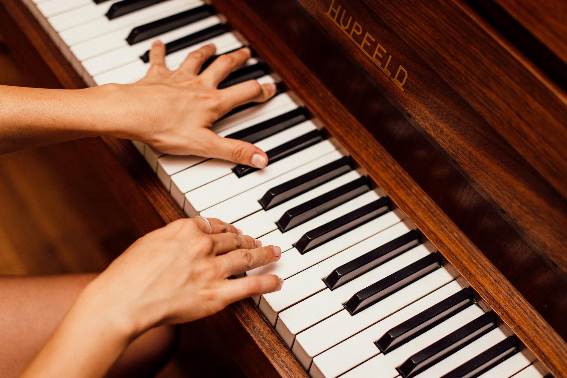pianista a tocar nas teclas piano