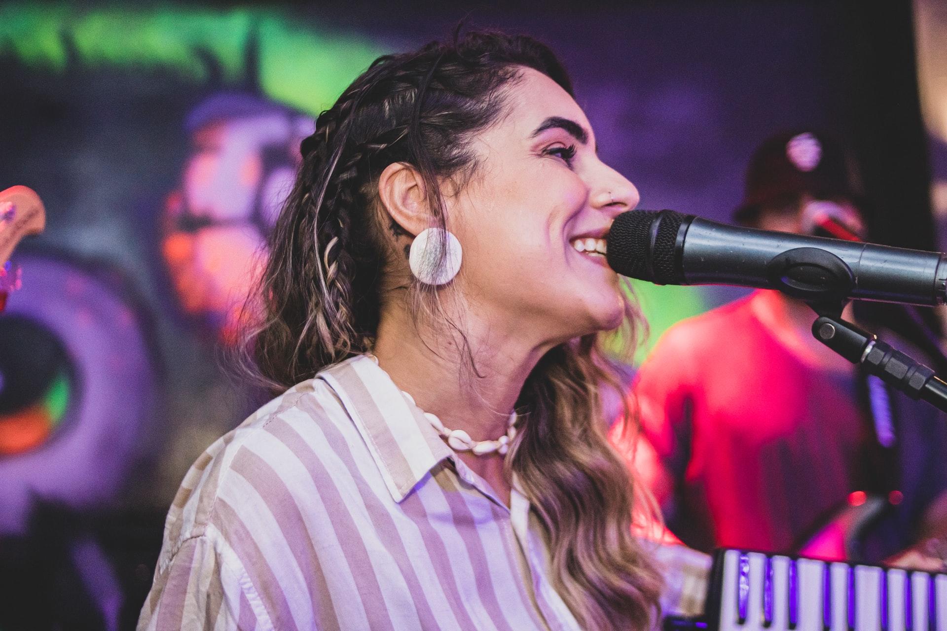 cantora a sorrir