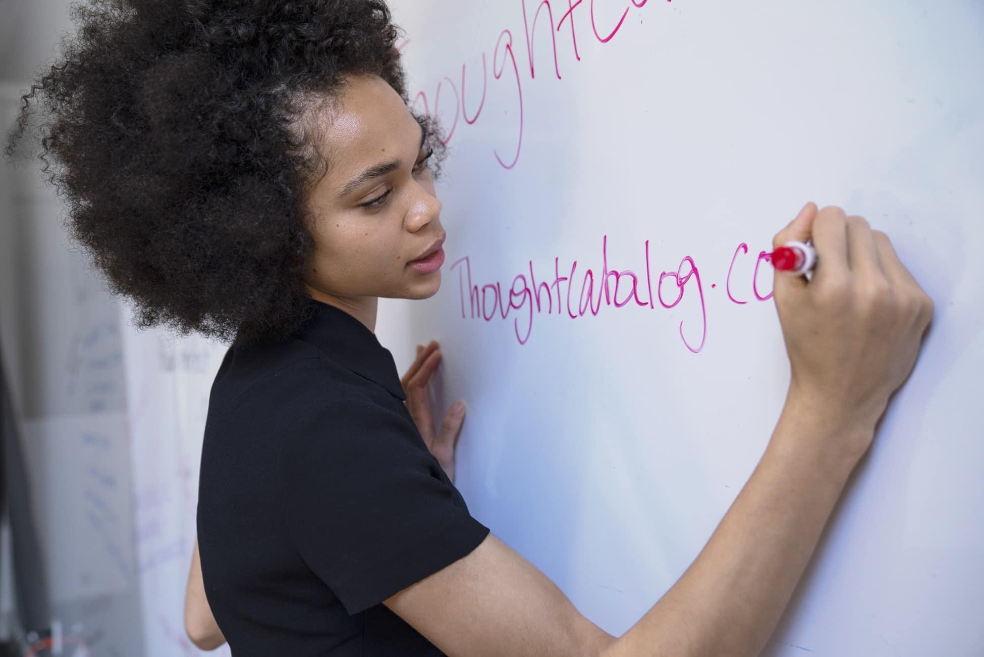 Aulas online ou presenciais são fundamentais para aprender