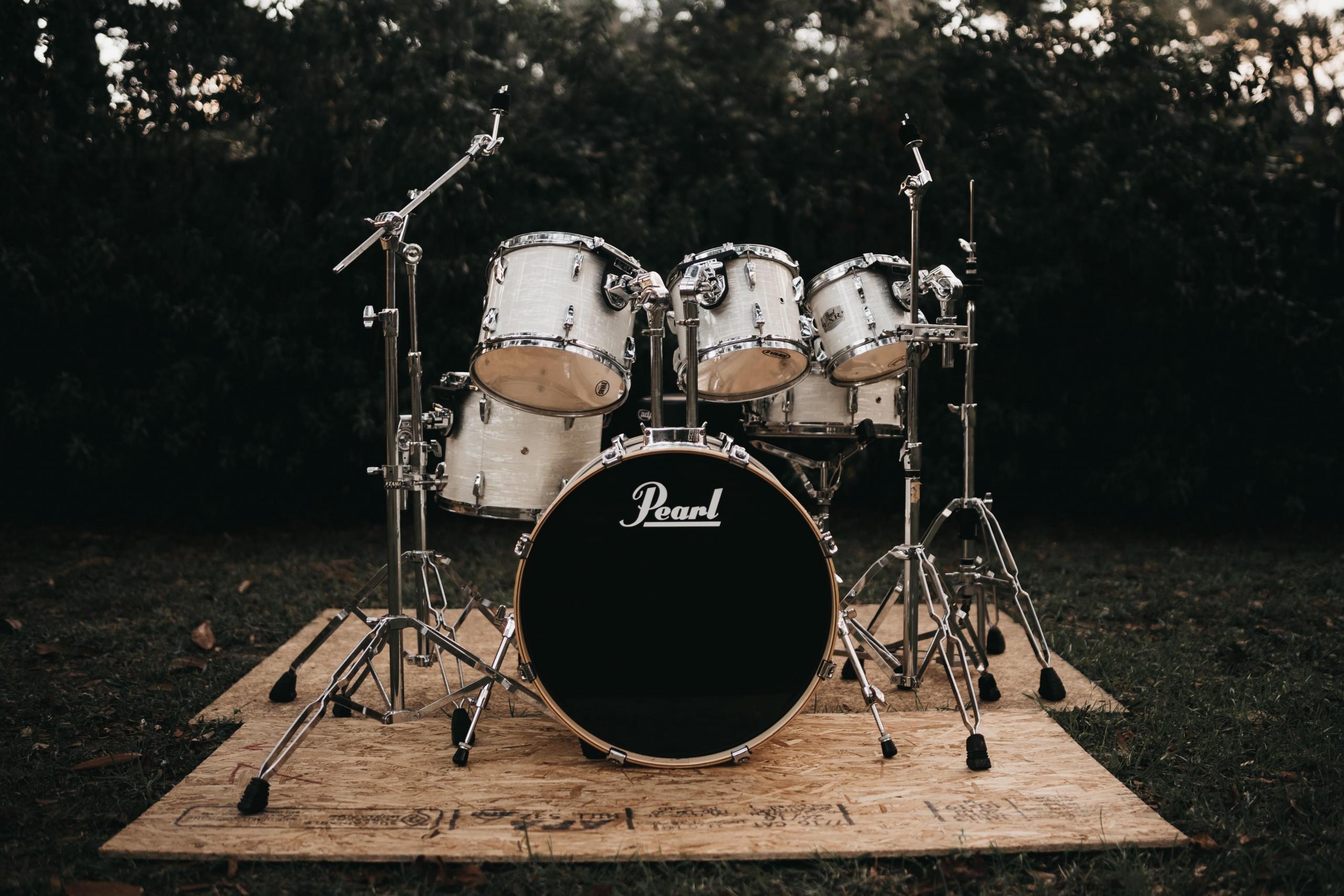 Um baterista conhece perfeitamente a composicao de uma bateria