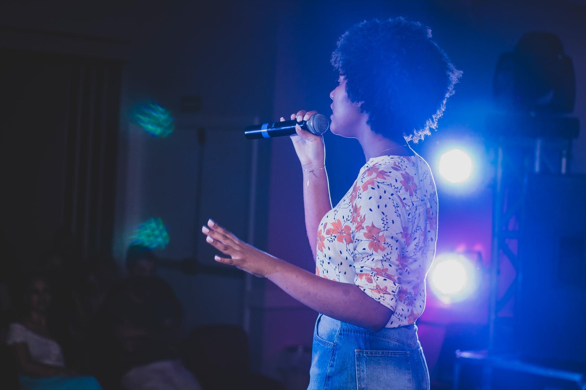 mulher a cantar karaoke