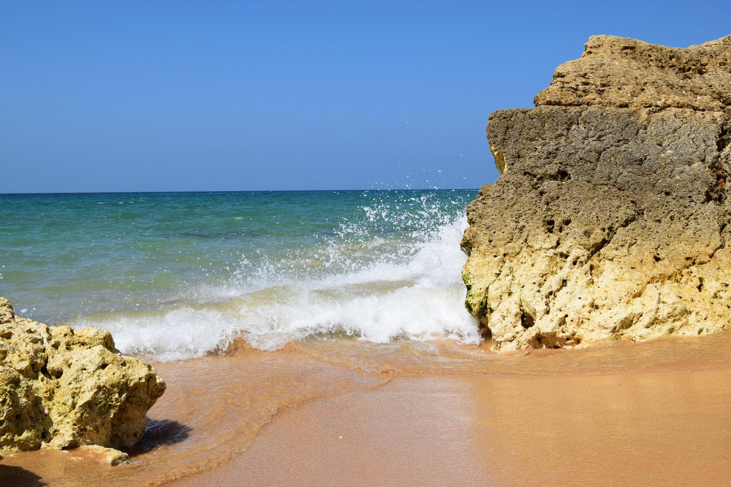 Paisagem de praia em Faro
