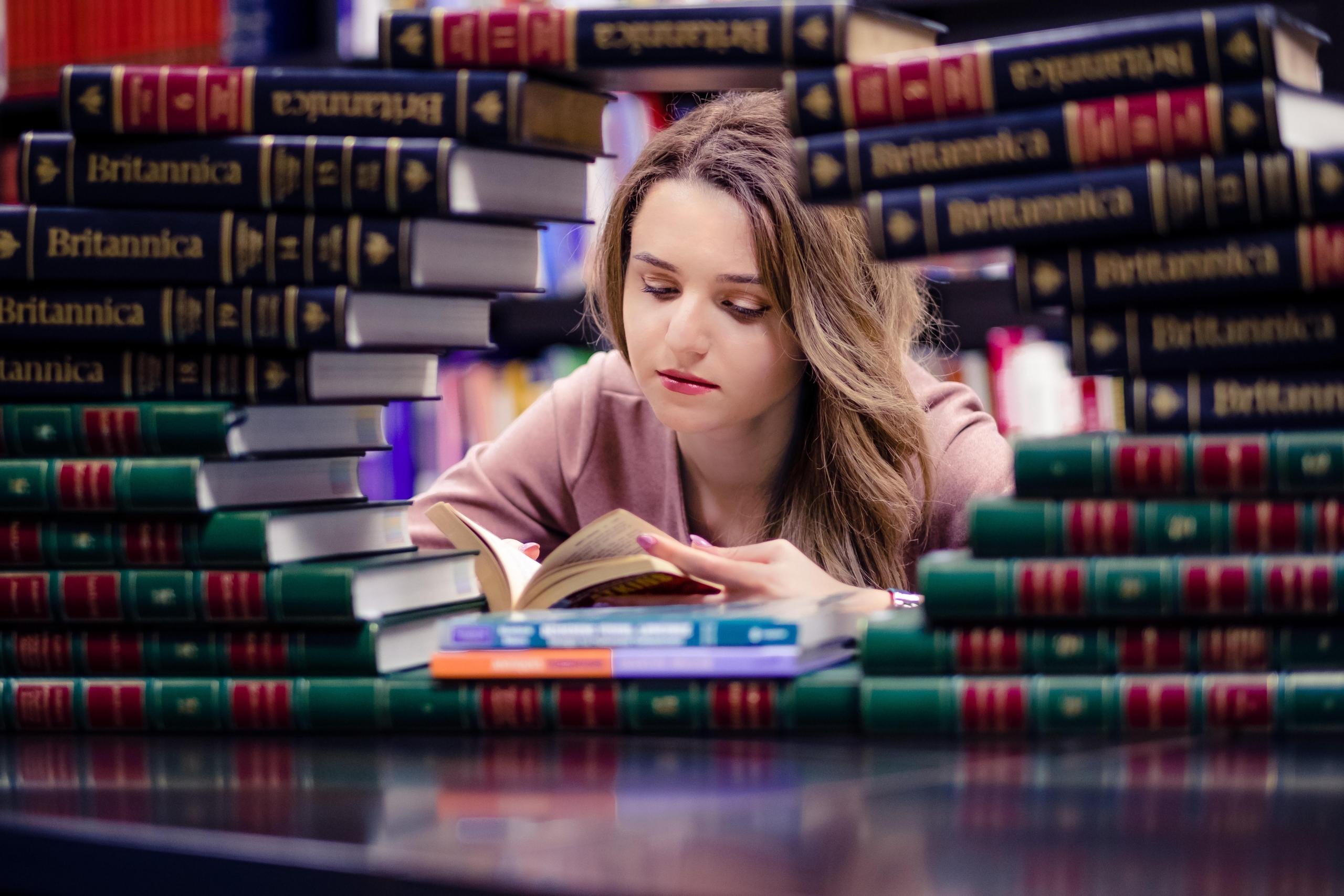 Rapariga a estudar na biblioteca