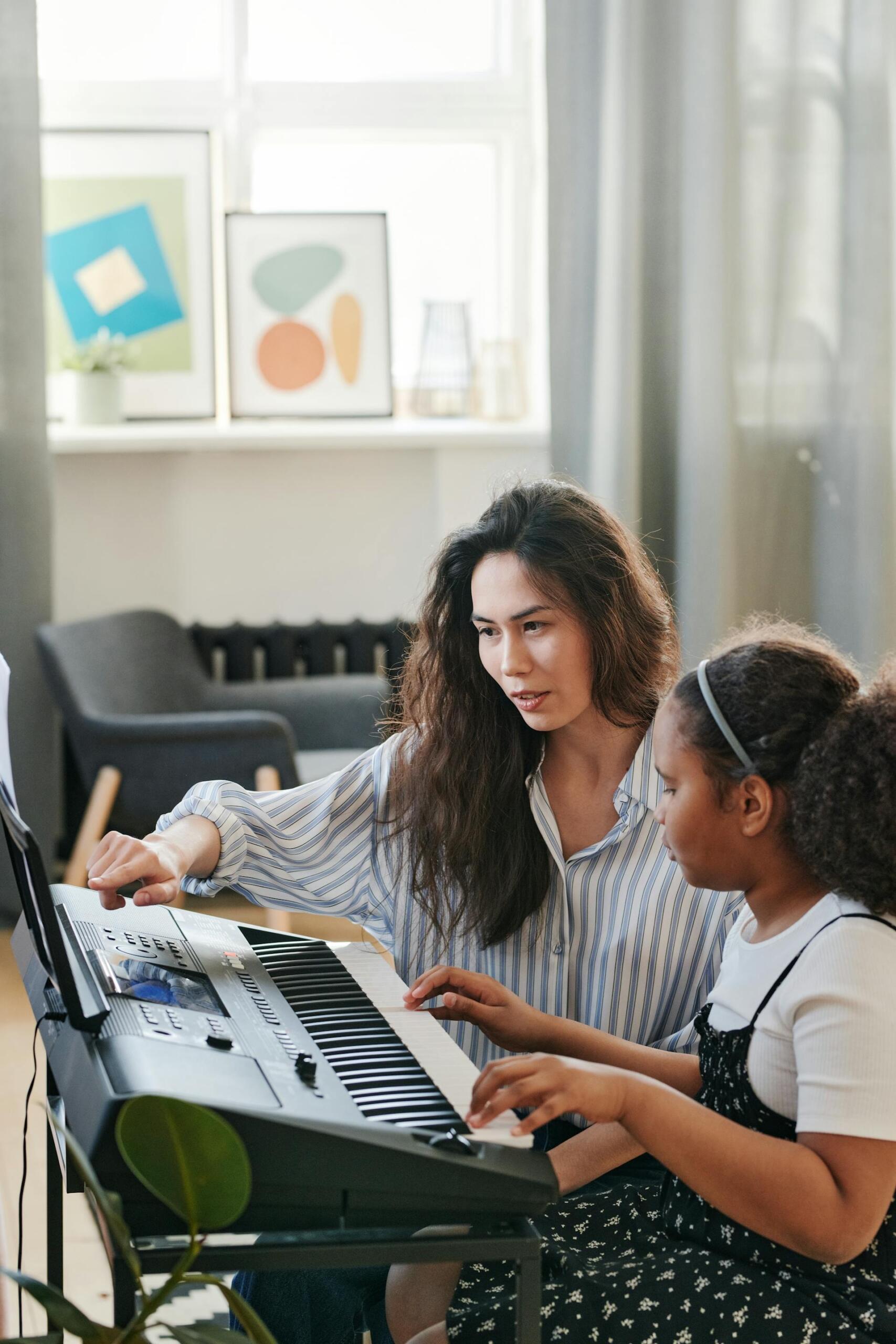 aluna e professora em aula de piano