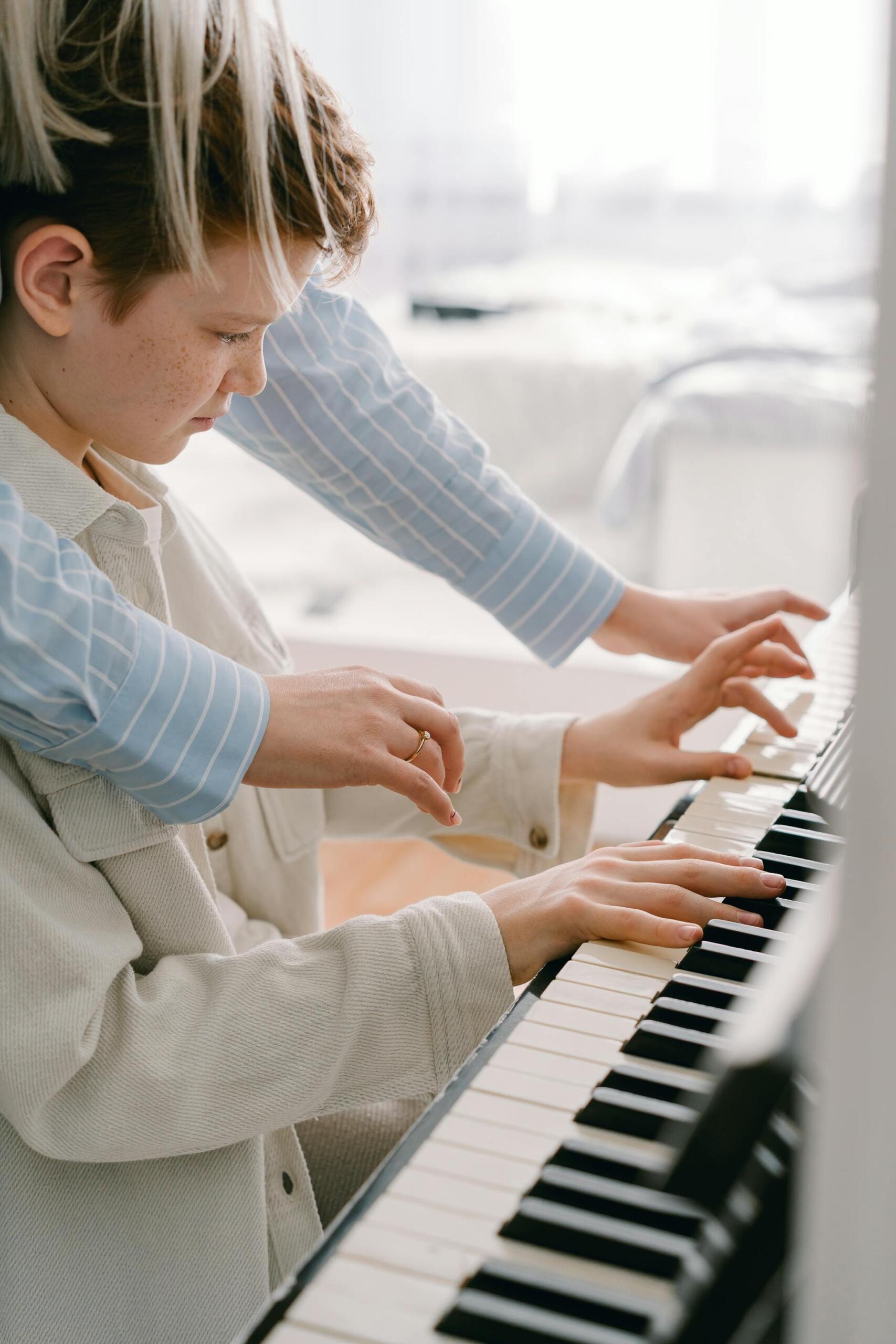 aluno a tocar piano com professores