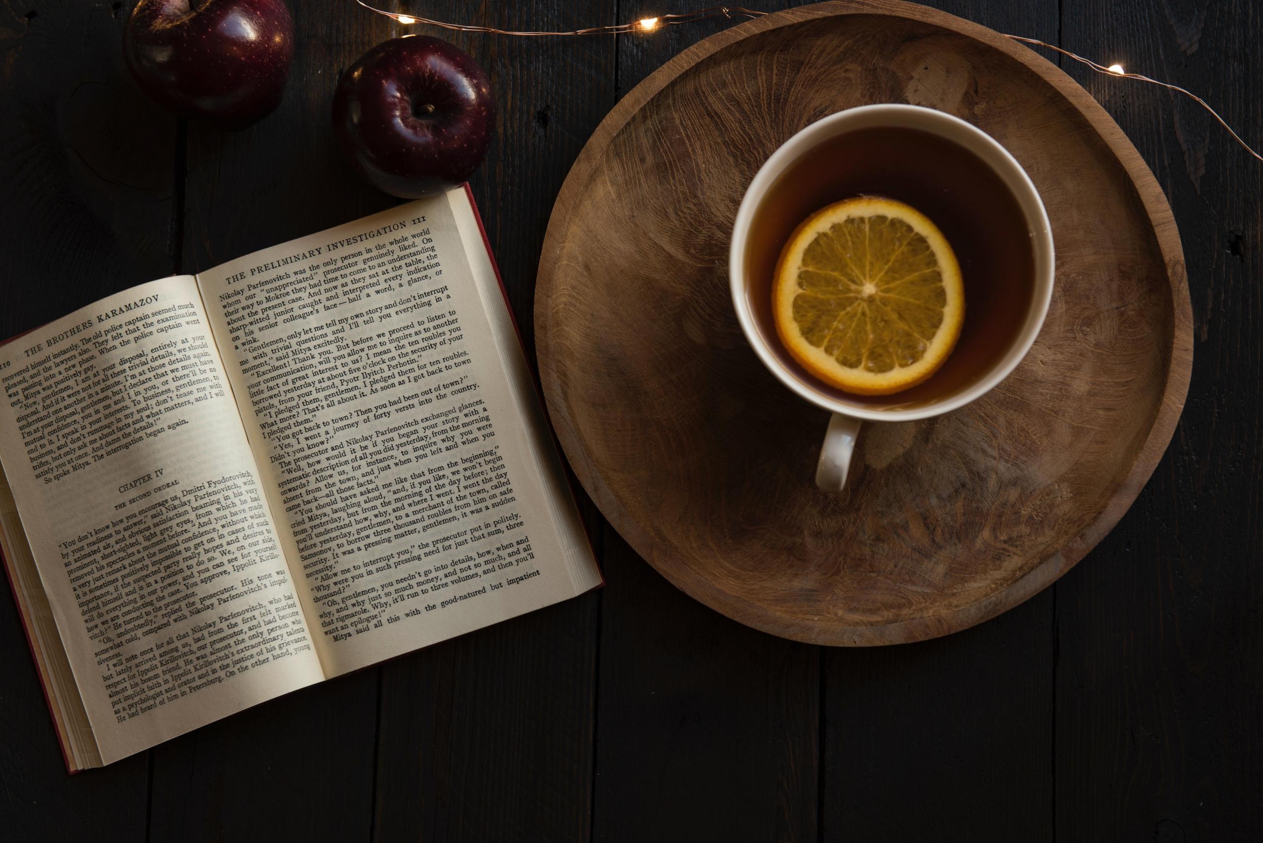 Livro aberta e bebida sobre a mesa