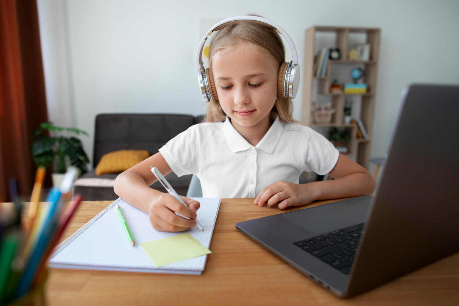 criança branca aprendendo algo pelo computador