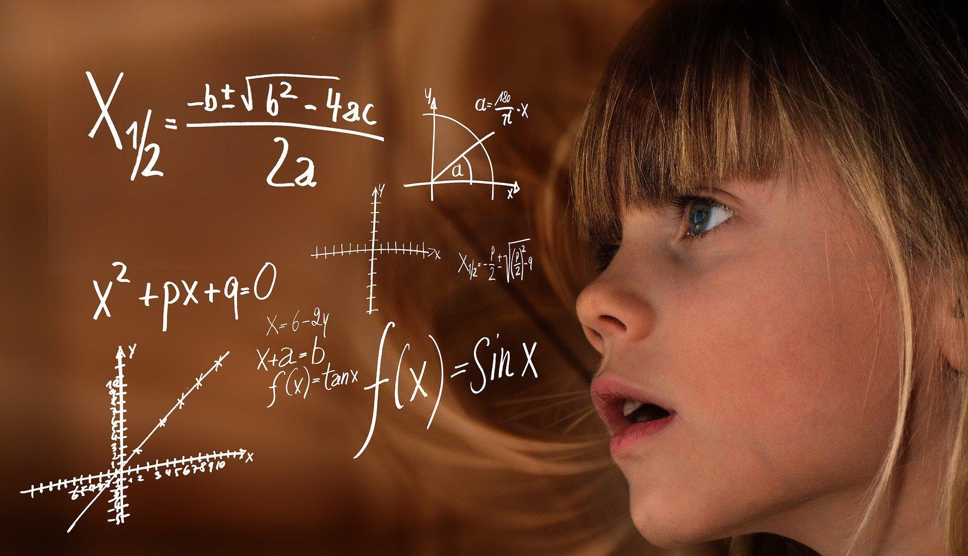 criança analisa fórmulas e física