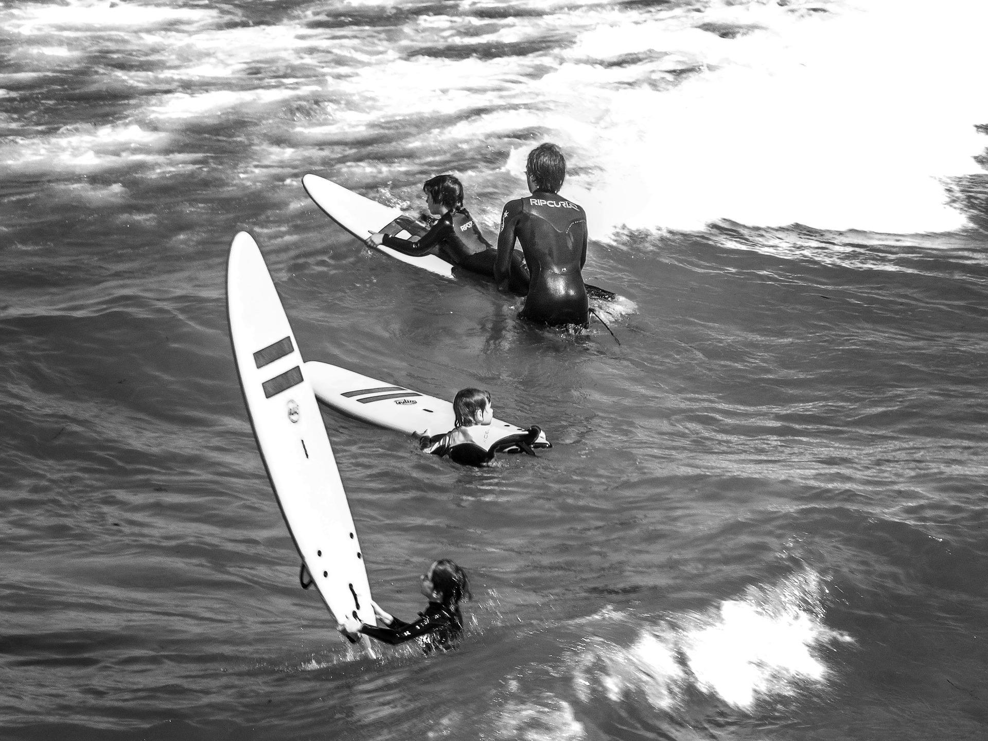 aula de surf para crianças