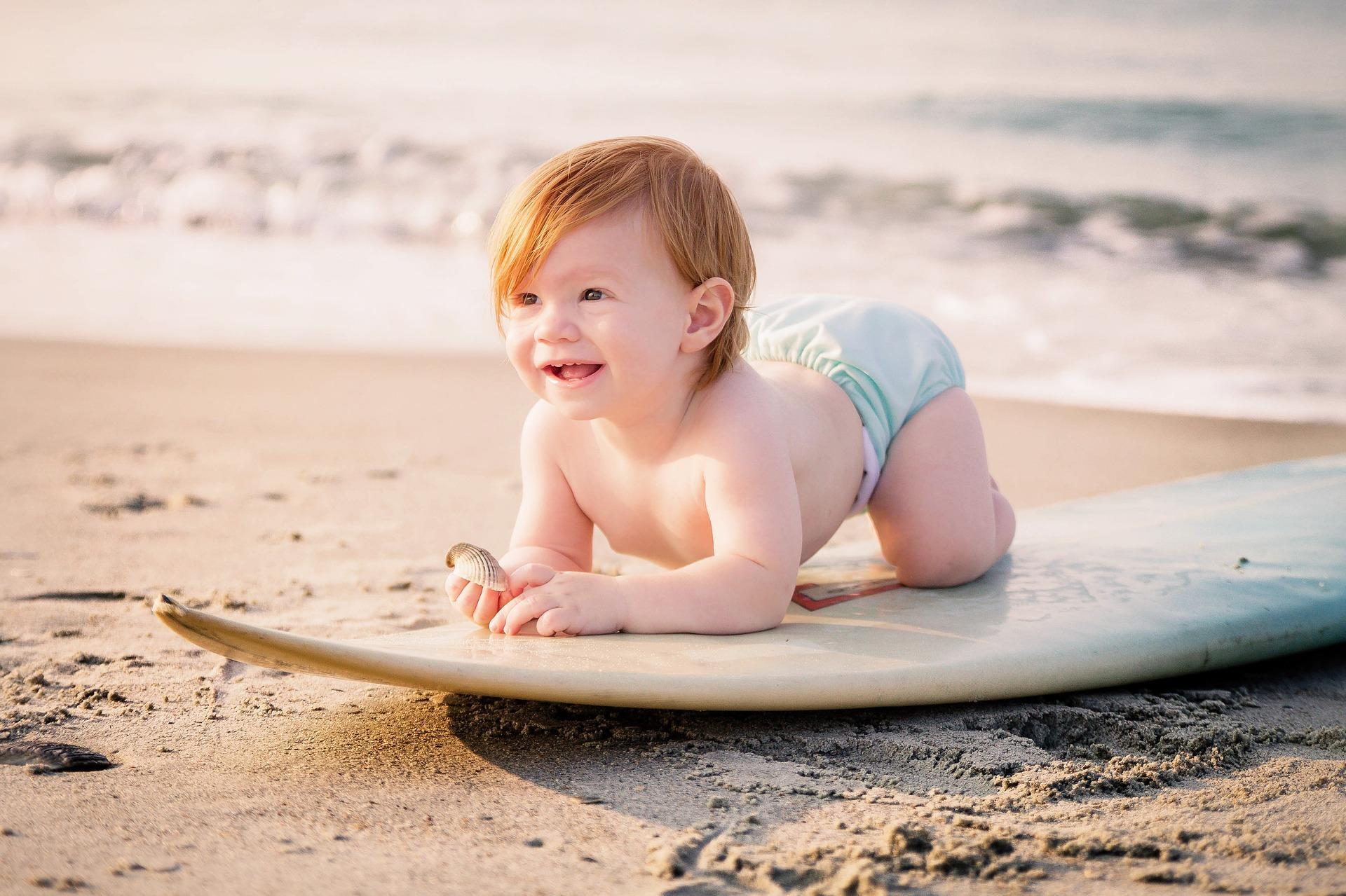 bebé numa prancha de surf