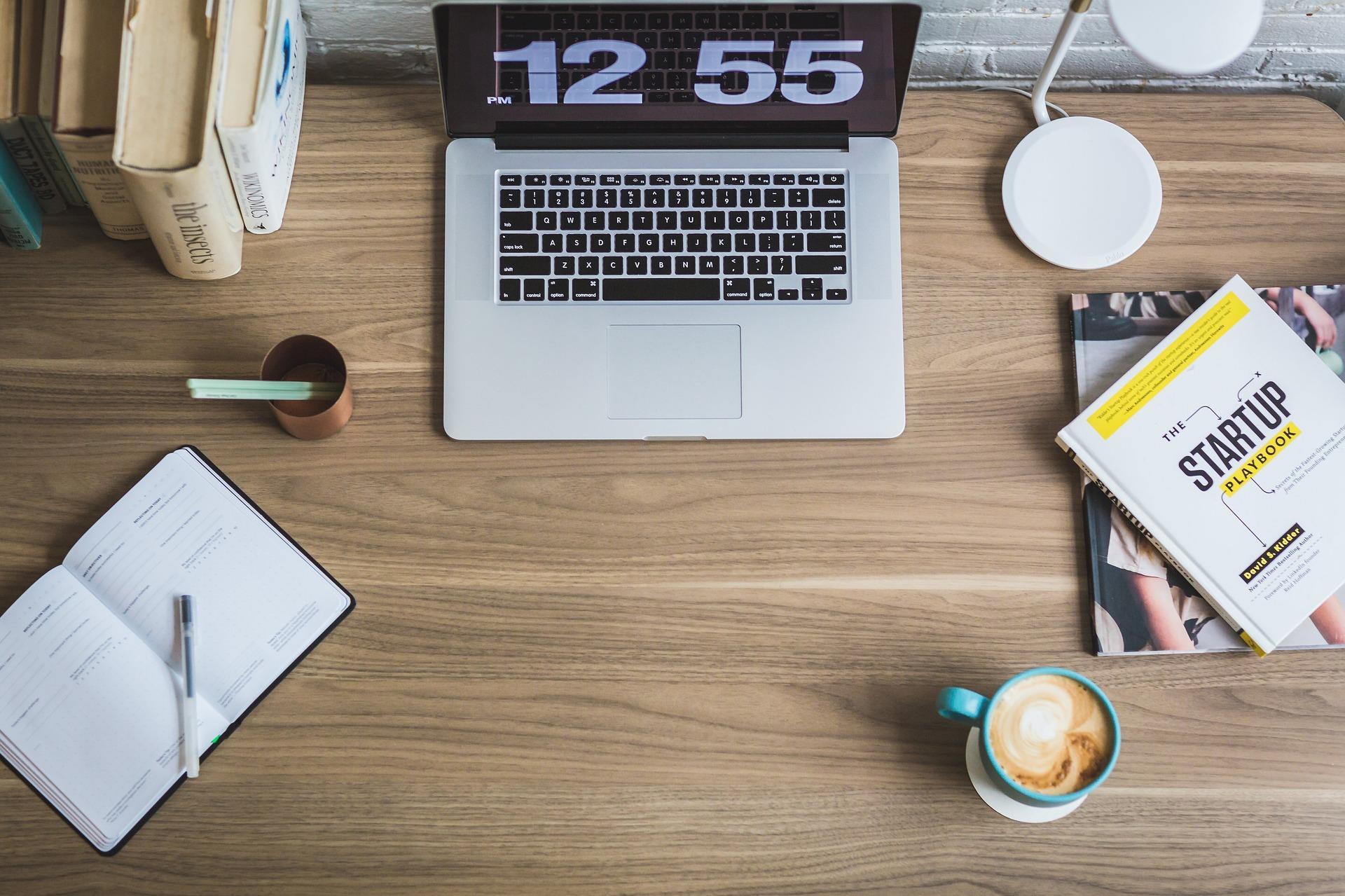 Café e material de trabalho e estudo em secretária