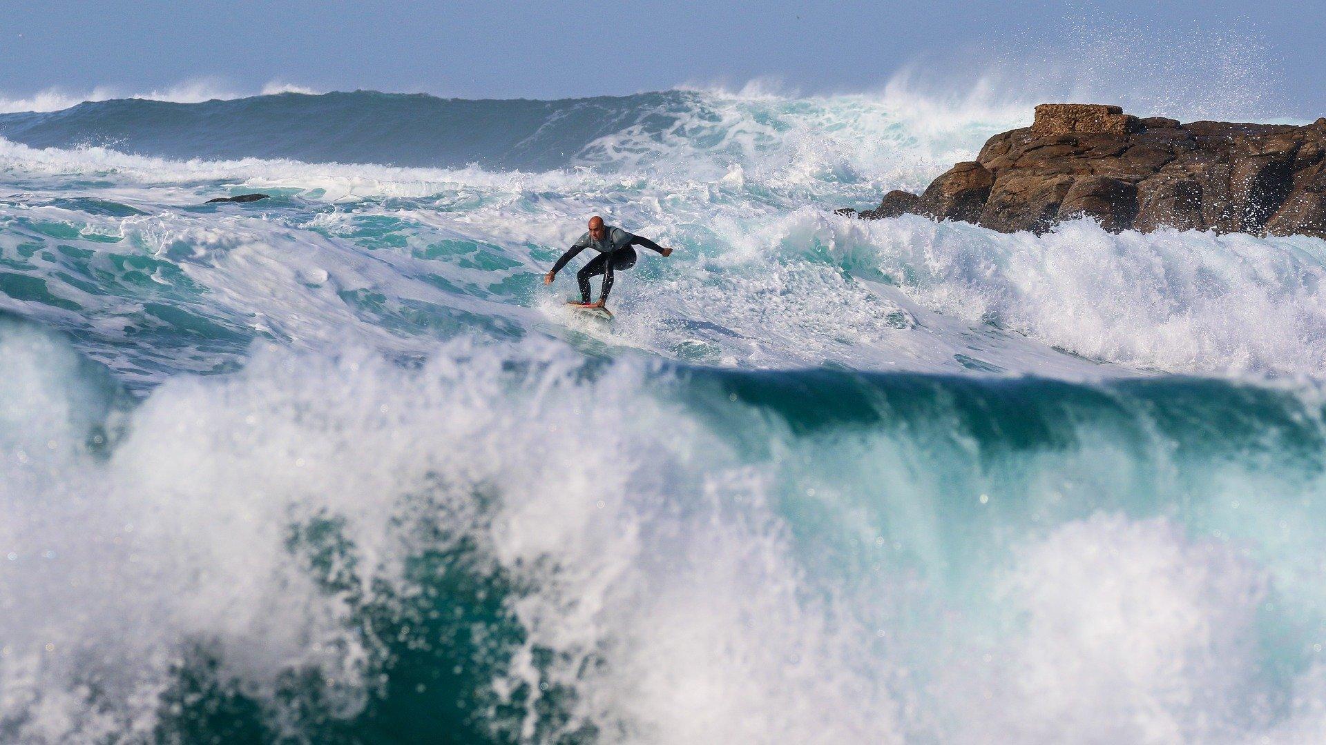 surf nas ondas do mar