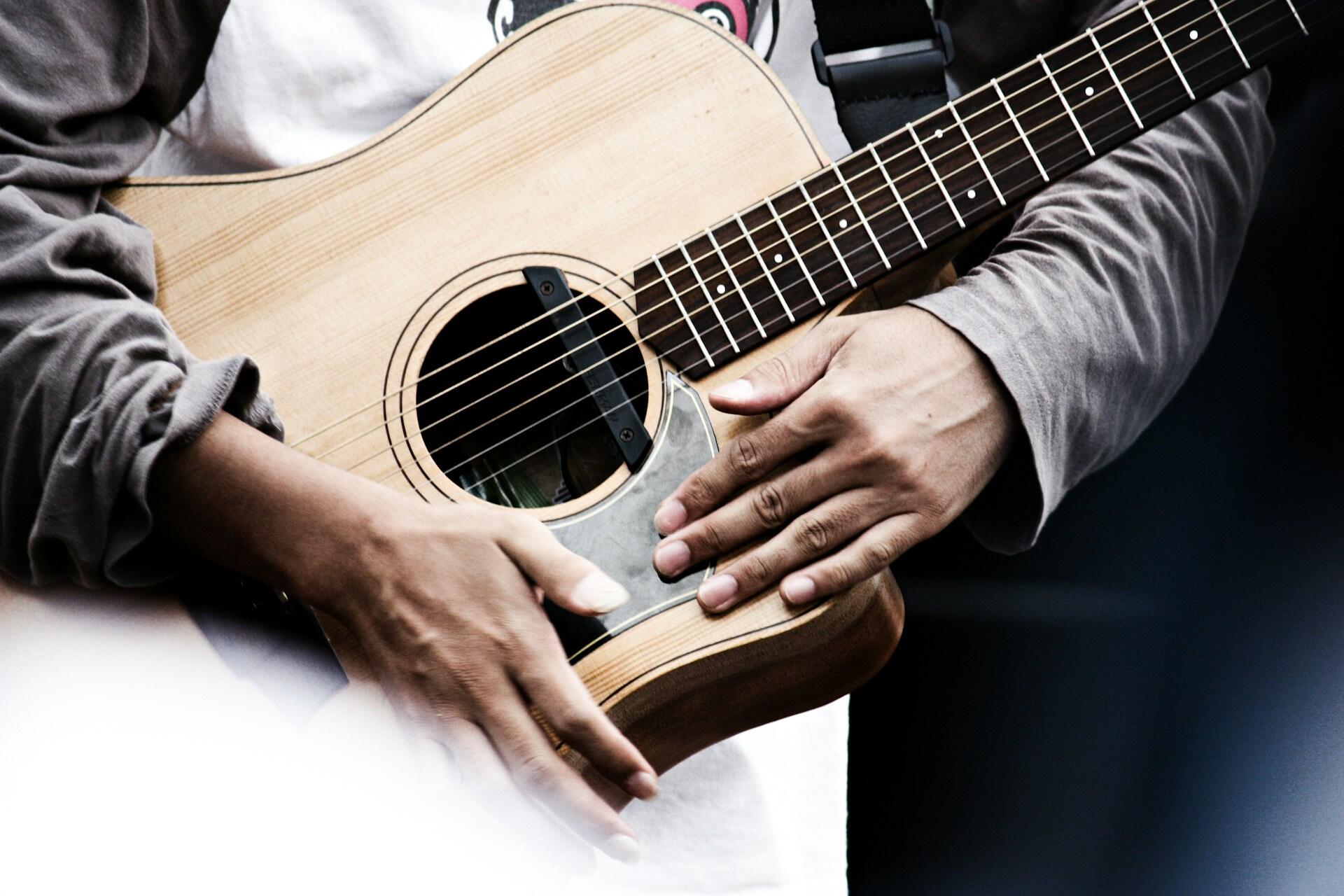 mãos na guitarra