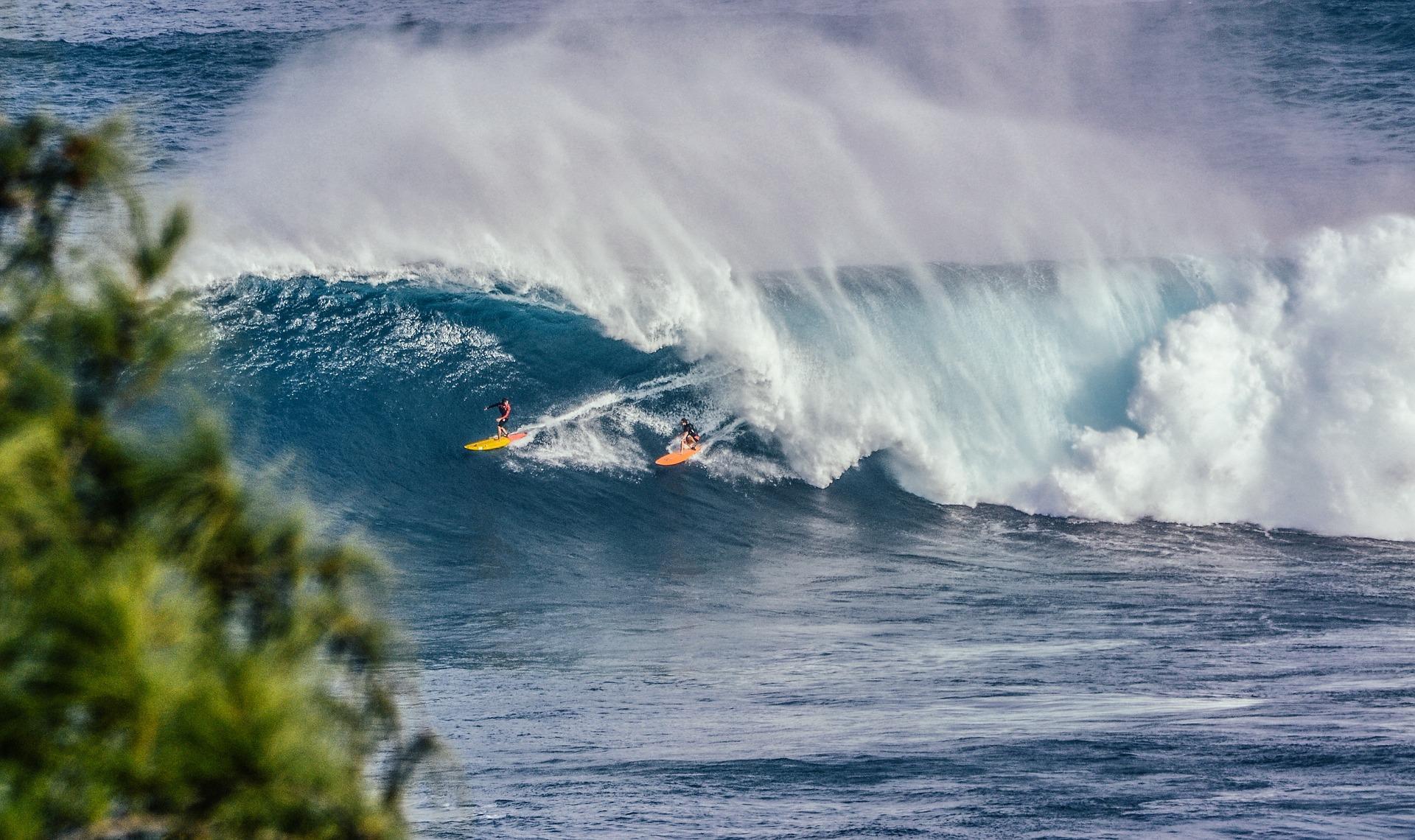 surfistas a surfar