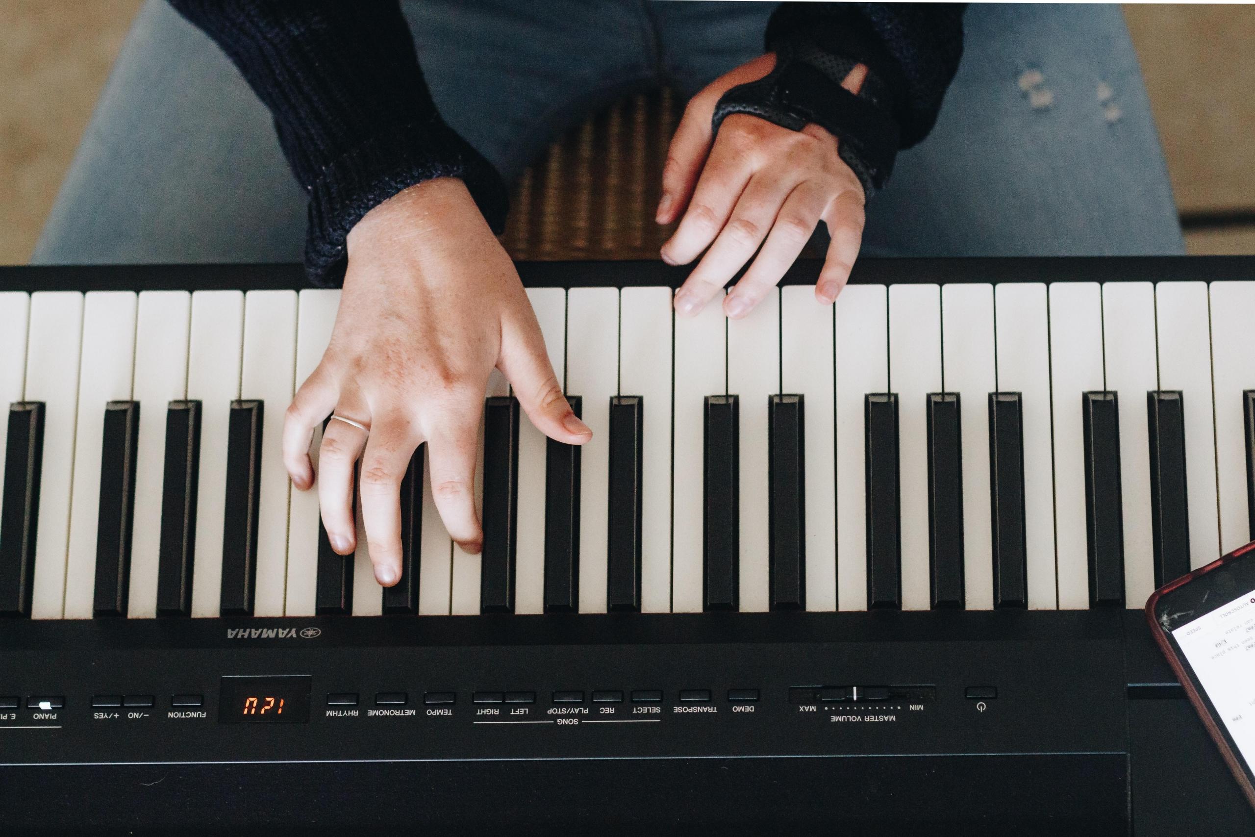 Para tocar bem piano, deve praticar, praticar.