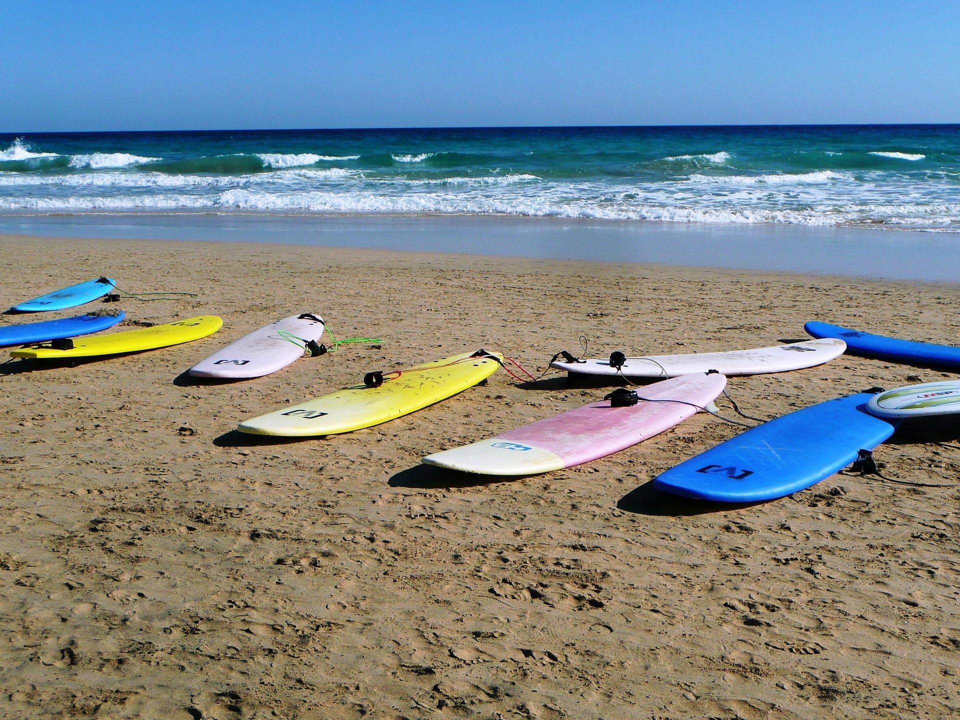pranchas de surf na praia