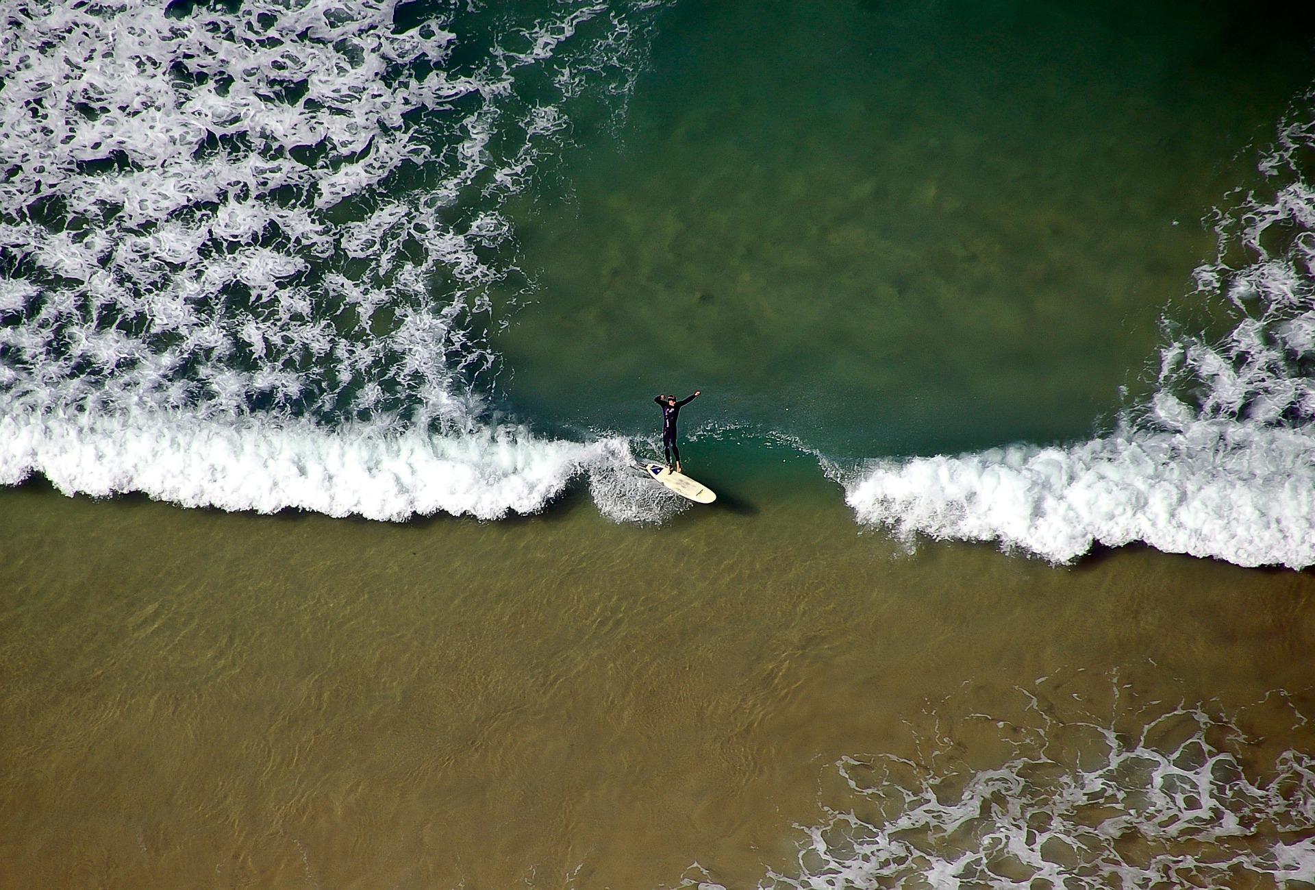 surfista no mar