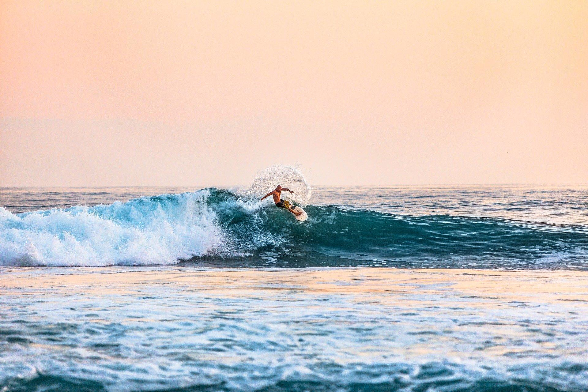 surfista a surfar com prancha de surf
