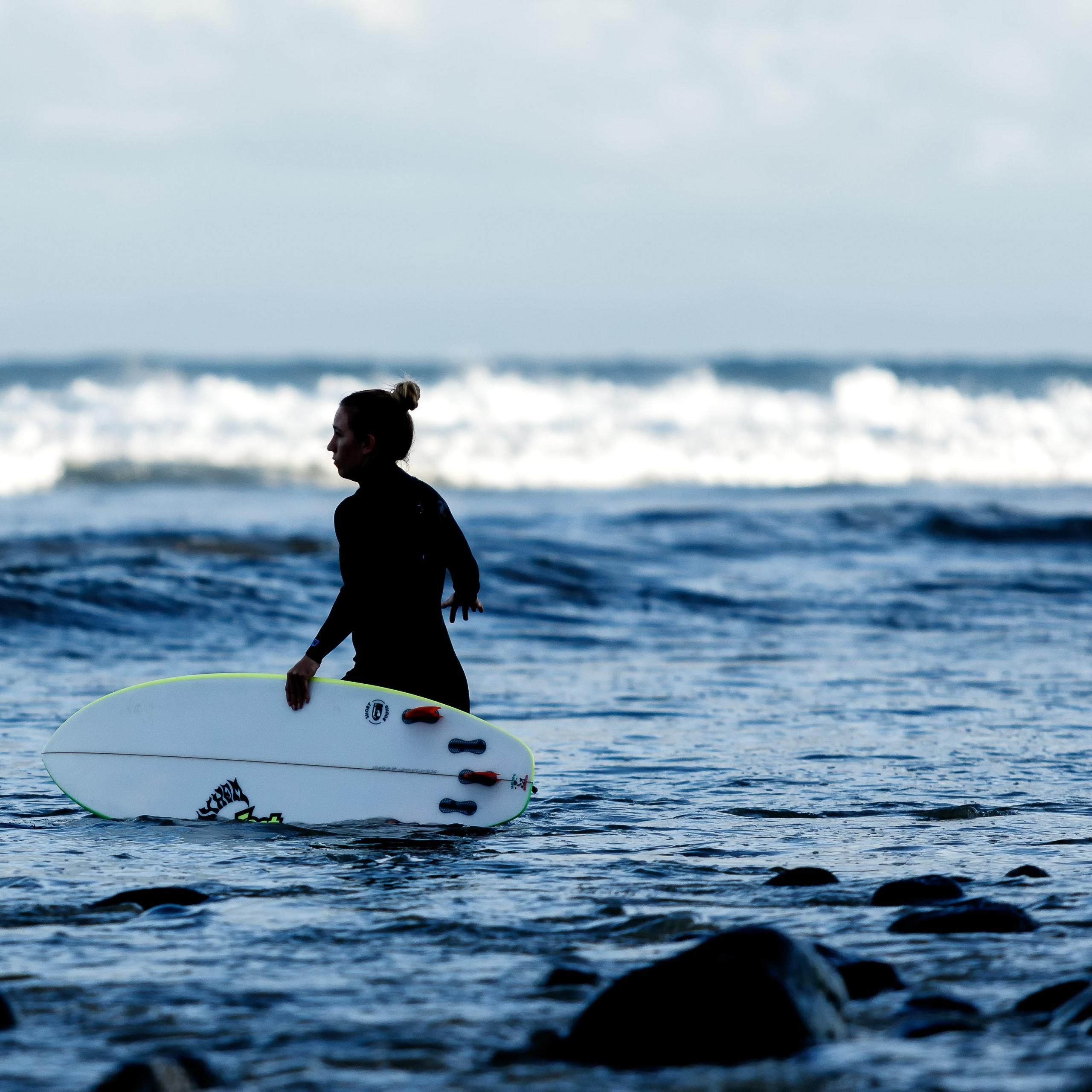 surfista com a prancha de surf