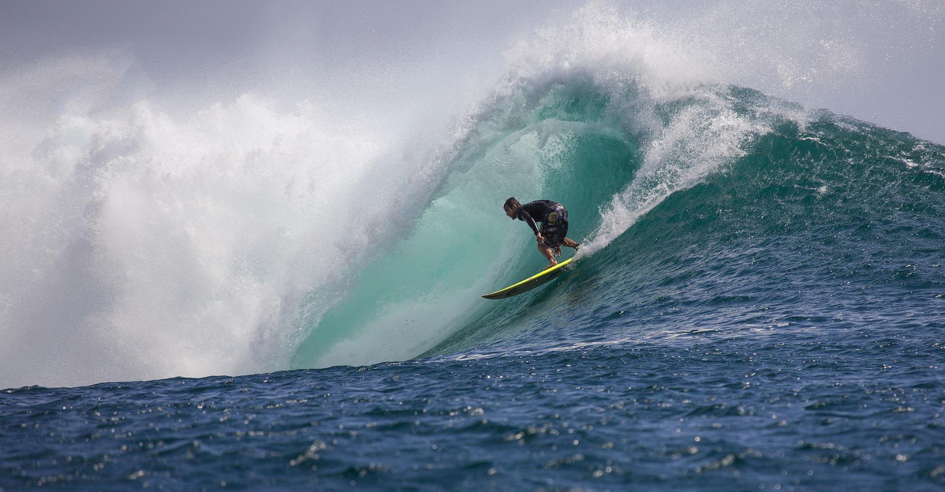 surfista na crista da onda