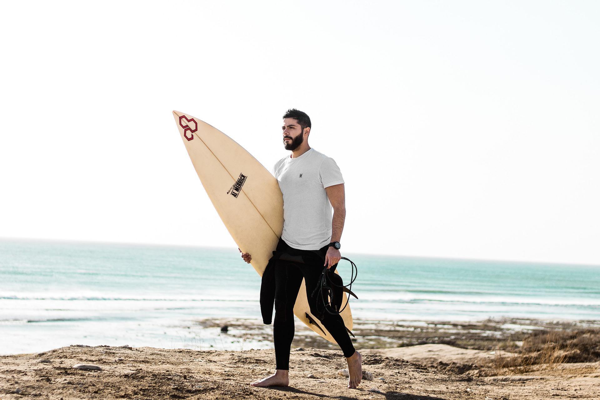 surfista com a prancha de surf na praia