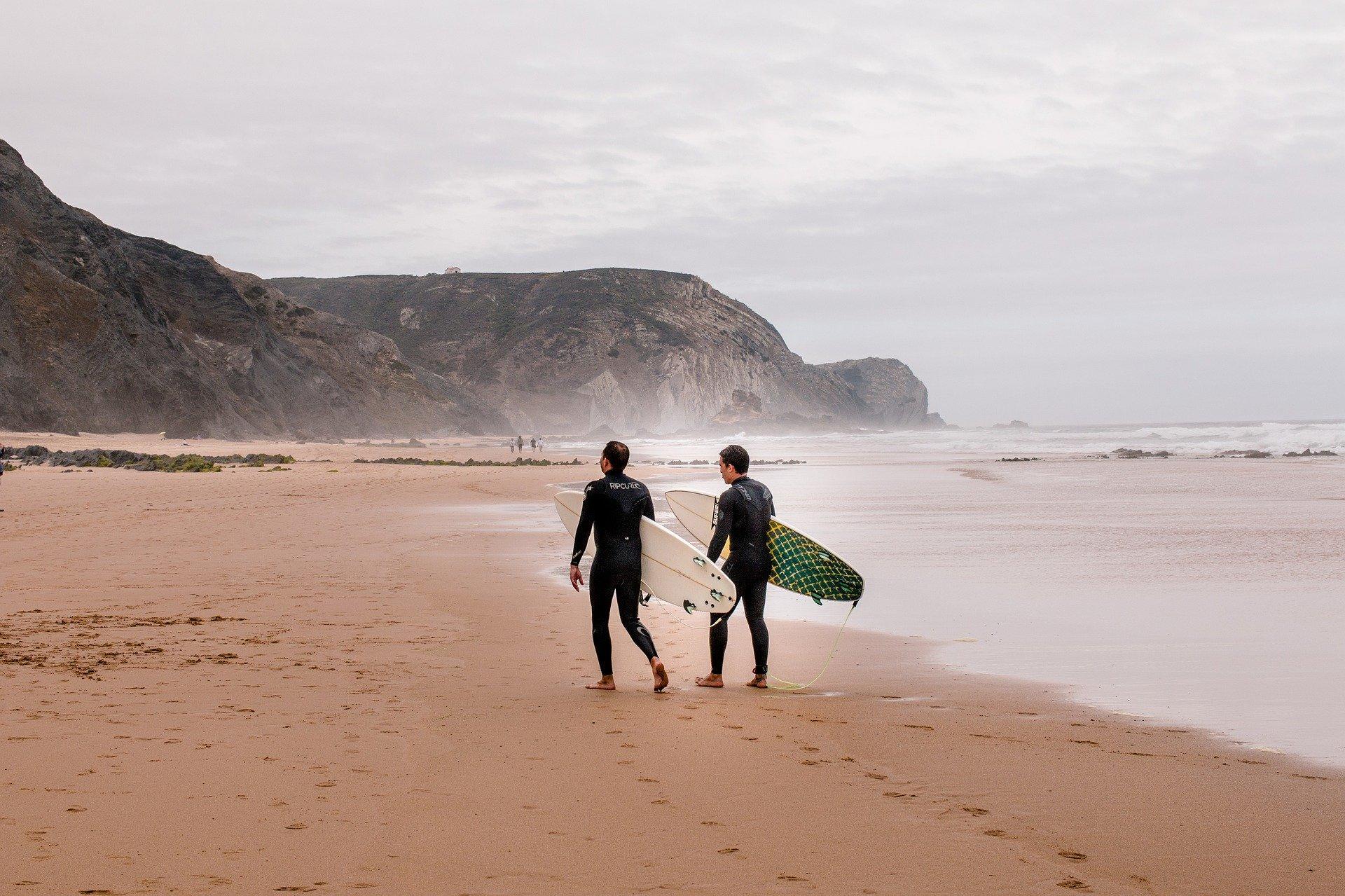 surfistas na praia