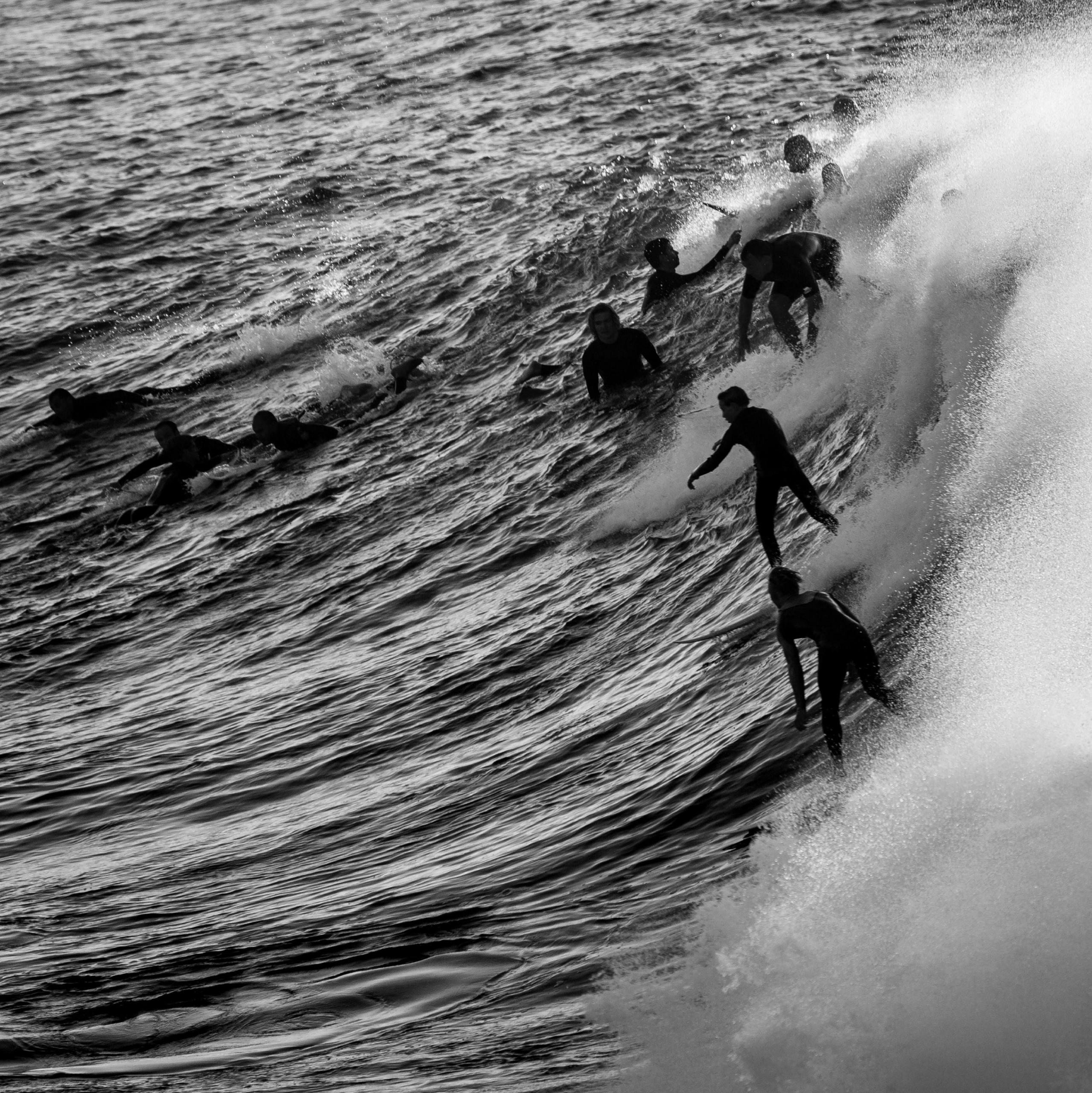 surfistas a surfar a mesma onda