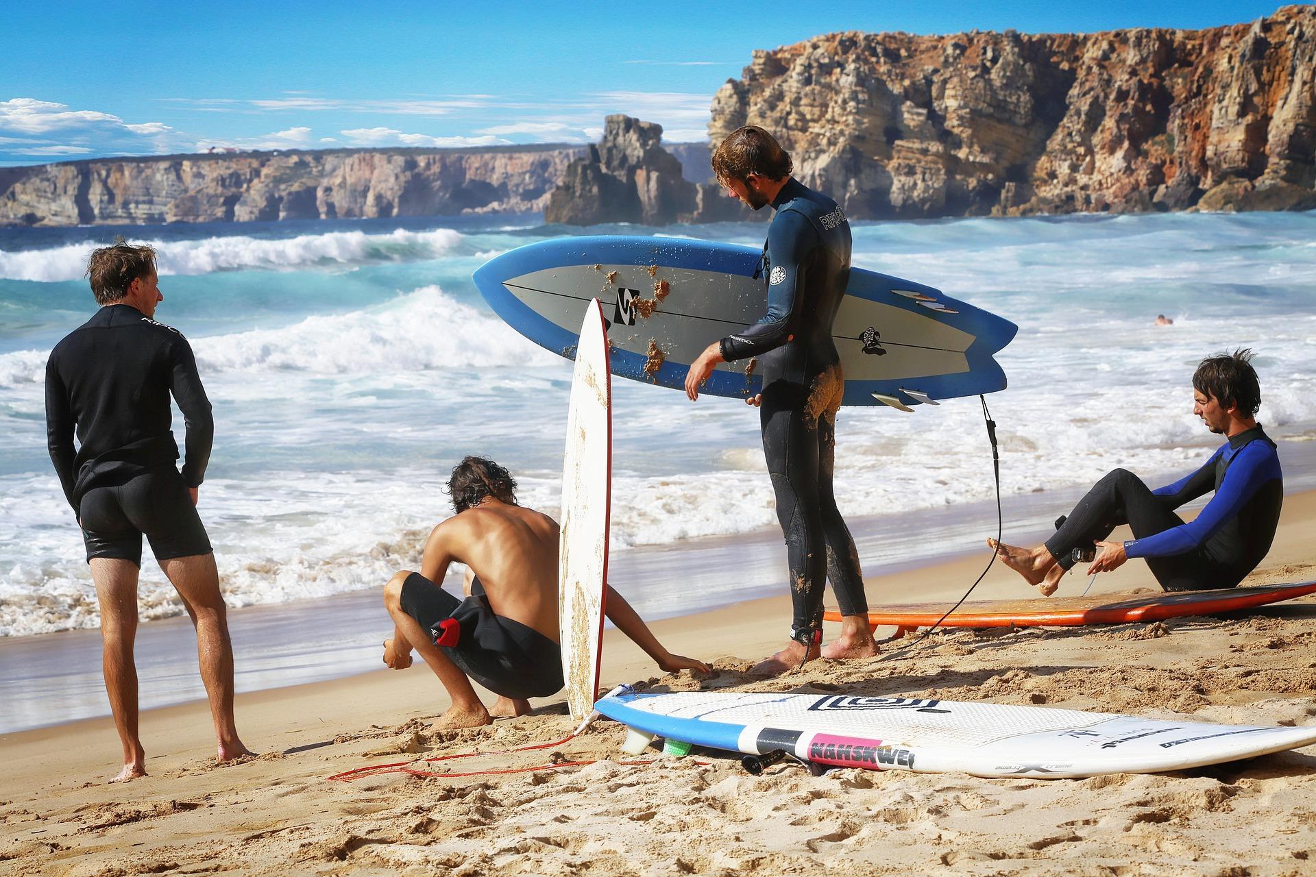 prancha de surf e equipamento surfistas