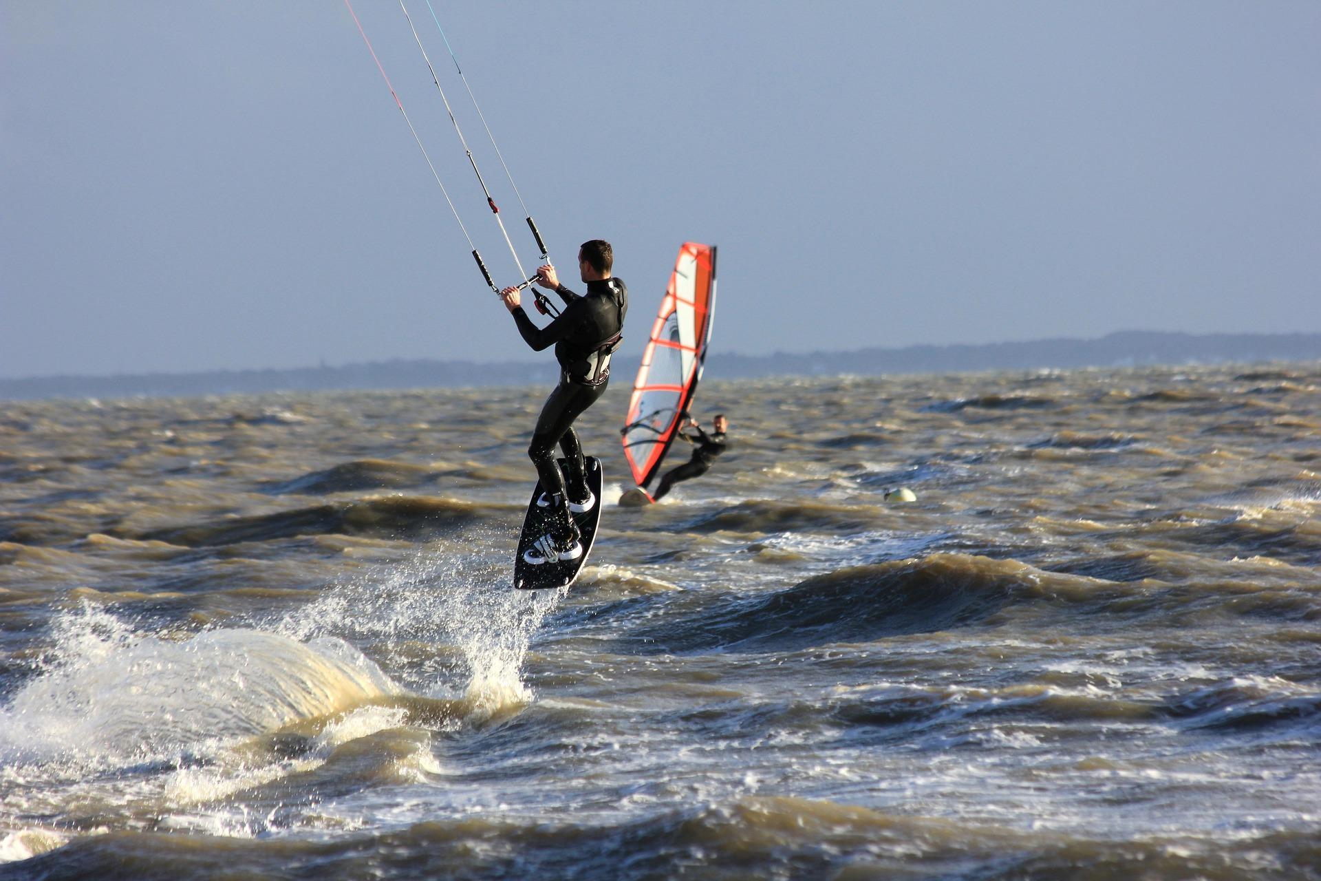 kitesurf windsurf surfistas no mar