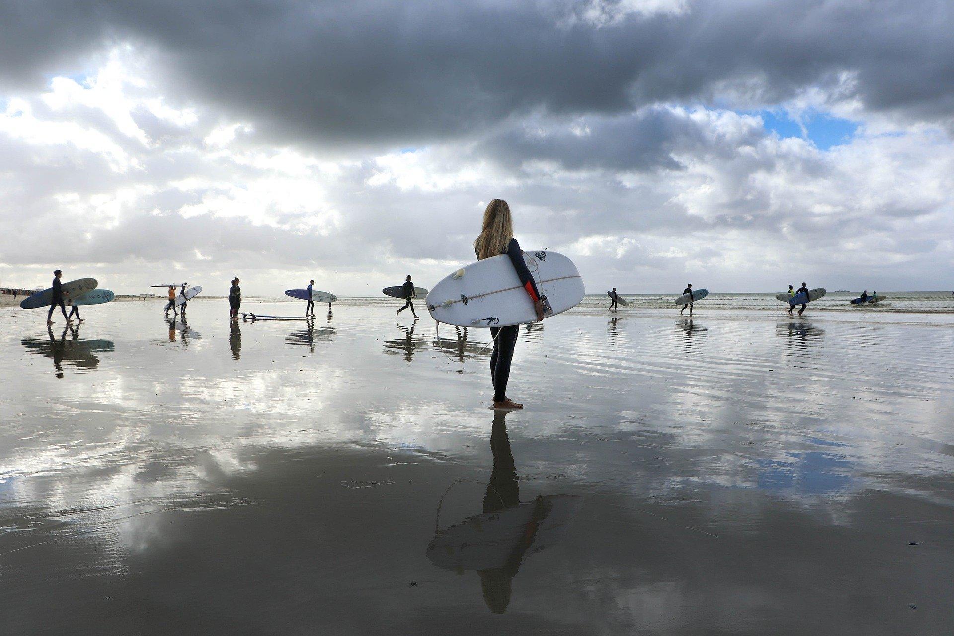 surfistas na praia depois de surfar