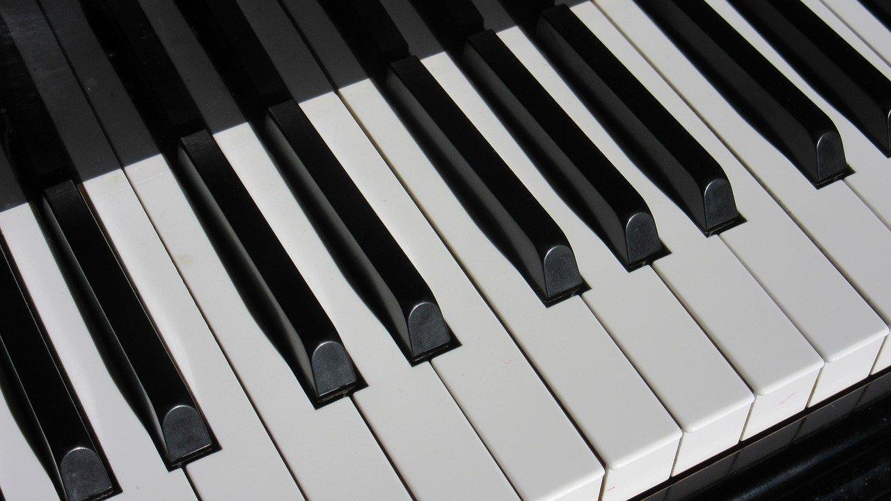 As cores bonitas das teclas de um piano