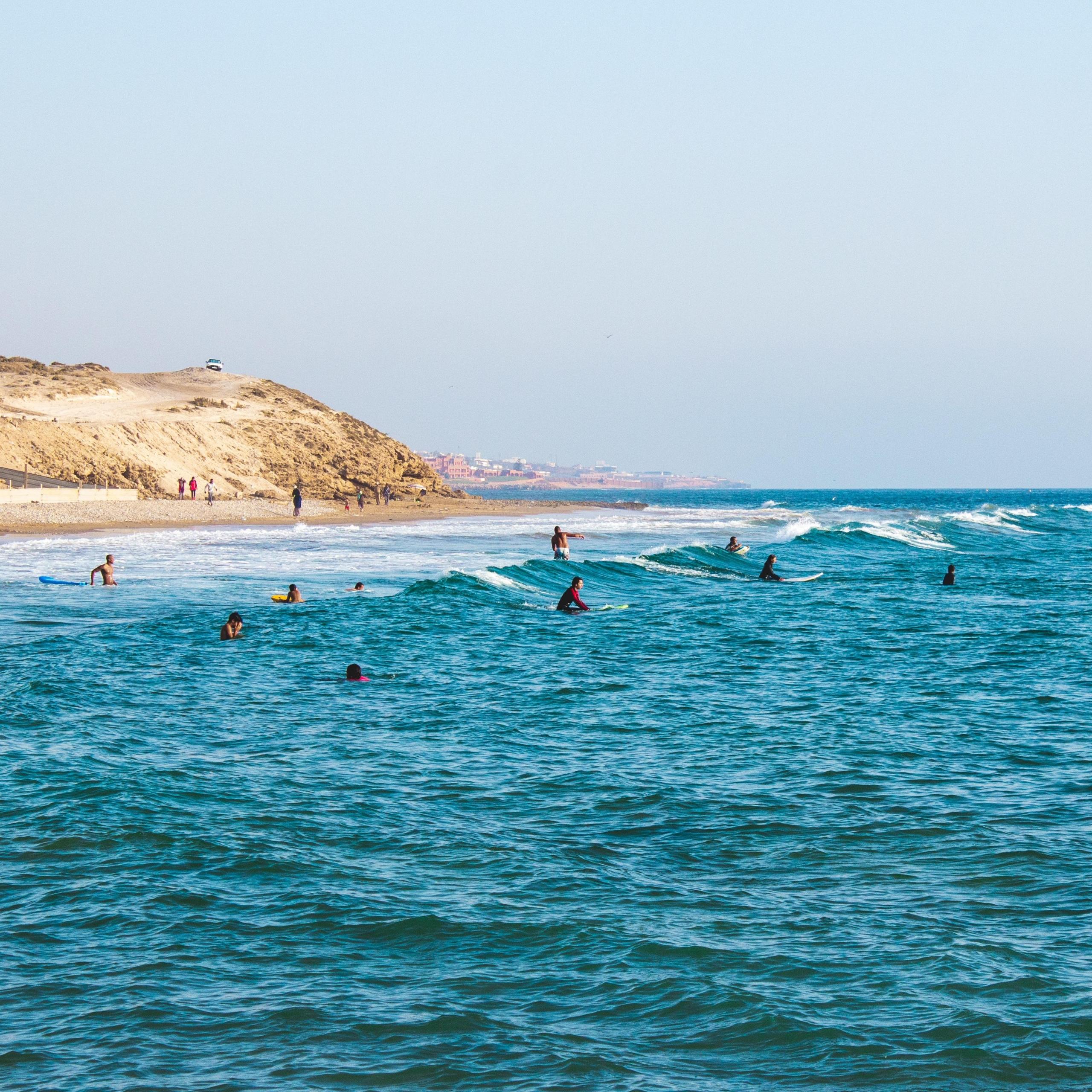 vários surfistas nas ondas